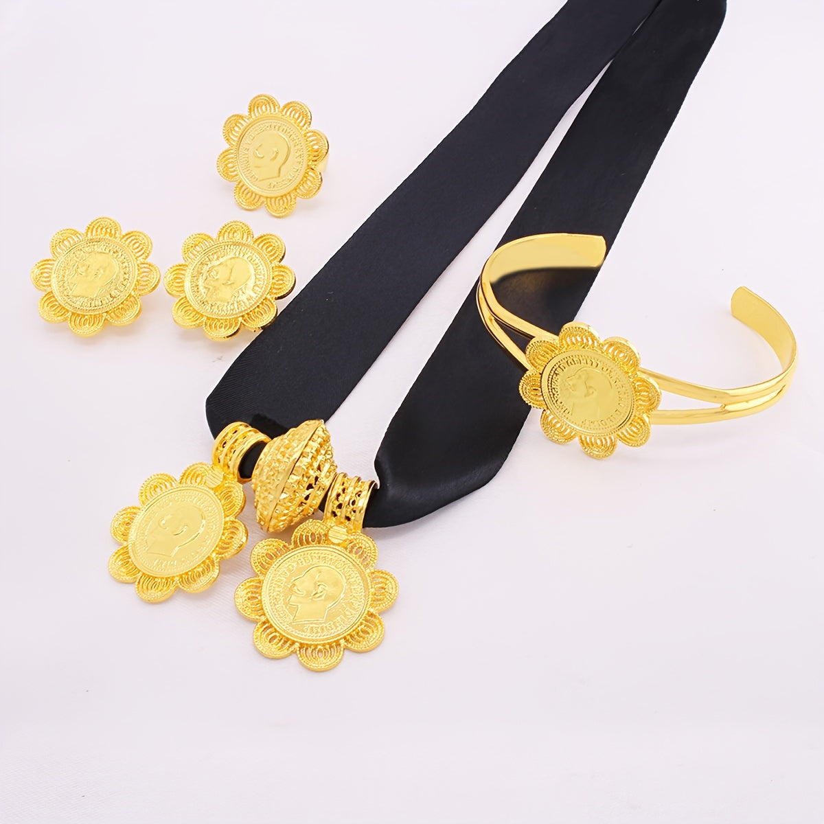 5 ta qismdan iborat hashamatli zargarlik to'plami, shu jumladan, taqinchoqlar, marjon, bilaguzuk va uzuk. Bir nechta ranglarda tanlash uchun muhr va gullar chetiga ega dizaynni o'z ichiga oladi. An'anaviy kelin kiyimlari uchun mukammal.