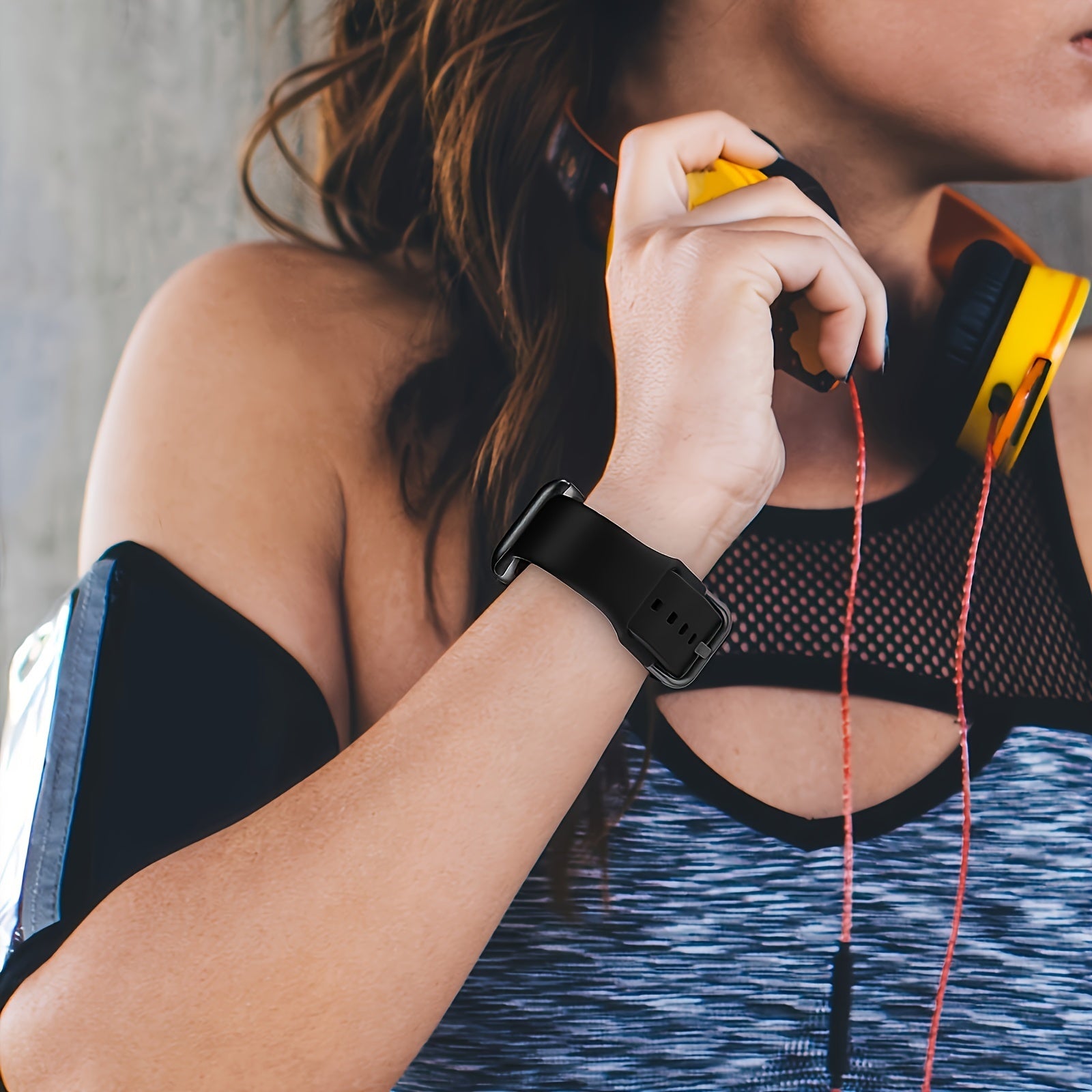 Ikki yumshoq silikon sport soat bilaguzuklari Apple Watch uchun qora va oq ranglarda, suv o'tkazmaydigan va sozlanadigan, iWatch Ultra, SE, Series 1-9 (38mm-49mm) bilan mos keladi. Erkaklar va ayollar uchun mos.