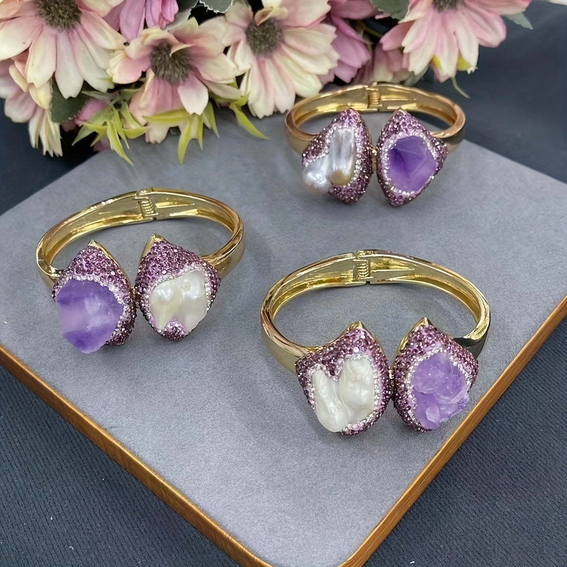 Vintage uslubidagi tabiiy amethyst va barokko marvaridli cuff bilaguzuk, boho uslubida, 14K oltin qoplamali mis, ayollar uchun moslashuvchan ochiq bangal, tabiiy tosh tafsilotlari bilan kundalik kiyish uchun ideal.