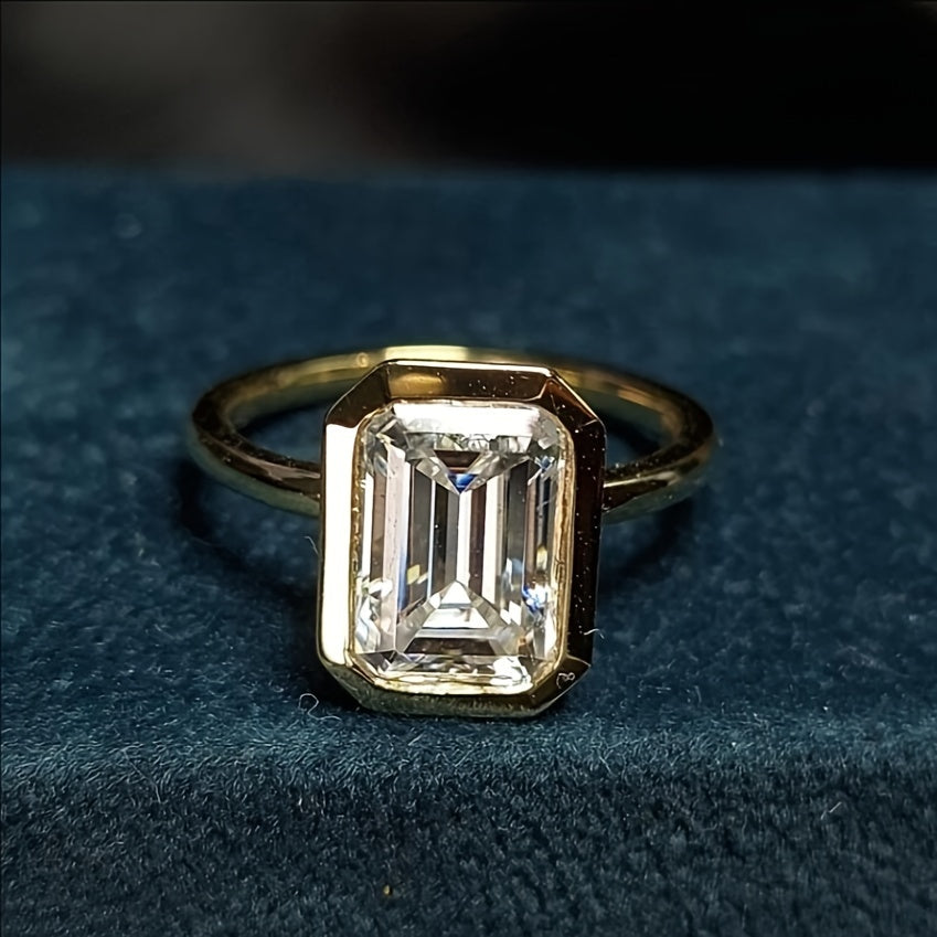 Vintage uslubidagi Emerald-Cut kubik zirkoniya uzuk, 1CT, 2CT yoki 3CT variantlari bilan, S925 kumush va oltin qoplama bilan tayyorlangan, to'rtburchakli sakkizburchakli dizayni bilan, og'irligi 2.5g, uzun va to'rtburchak shaklida.