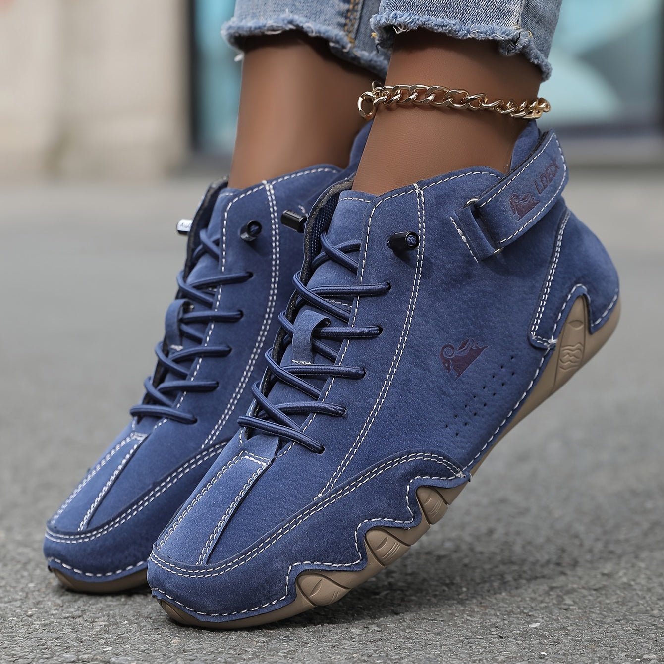 Женские ручной работы мотоциклетные ботинки в стиле винтаж, с плоским каблуком, прочной резиновой подошвой, шнуровкой, тканевым внутренним слоем и стелькой, однотонного цвета.