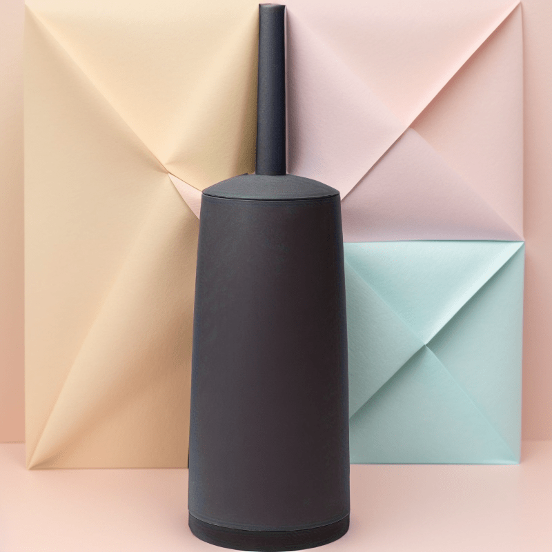 WYX Cleaning Brush 1 zamonaviy va oddiy hojatxona cho'tkasi bo'lib, suyuqlikning to'kilishini oldini olish uchun uzun tutqichi mavjud. U nozik tozalash uchun yumshoq cho'tkalar bilan jihozlangan, uyda va tijorat hojatxonalarida foydalanish uchun mukammal.