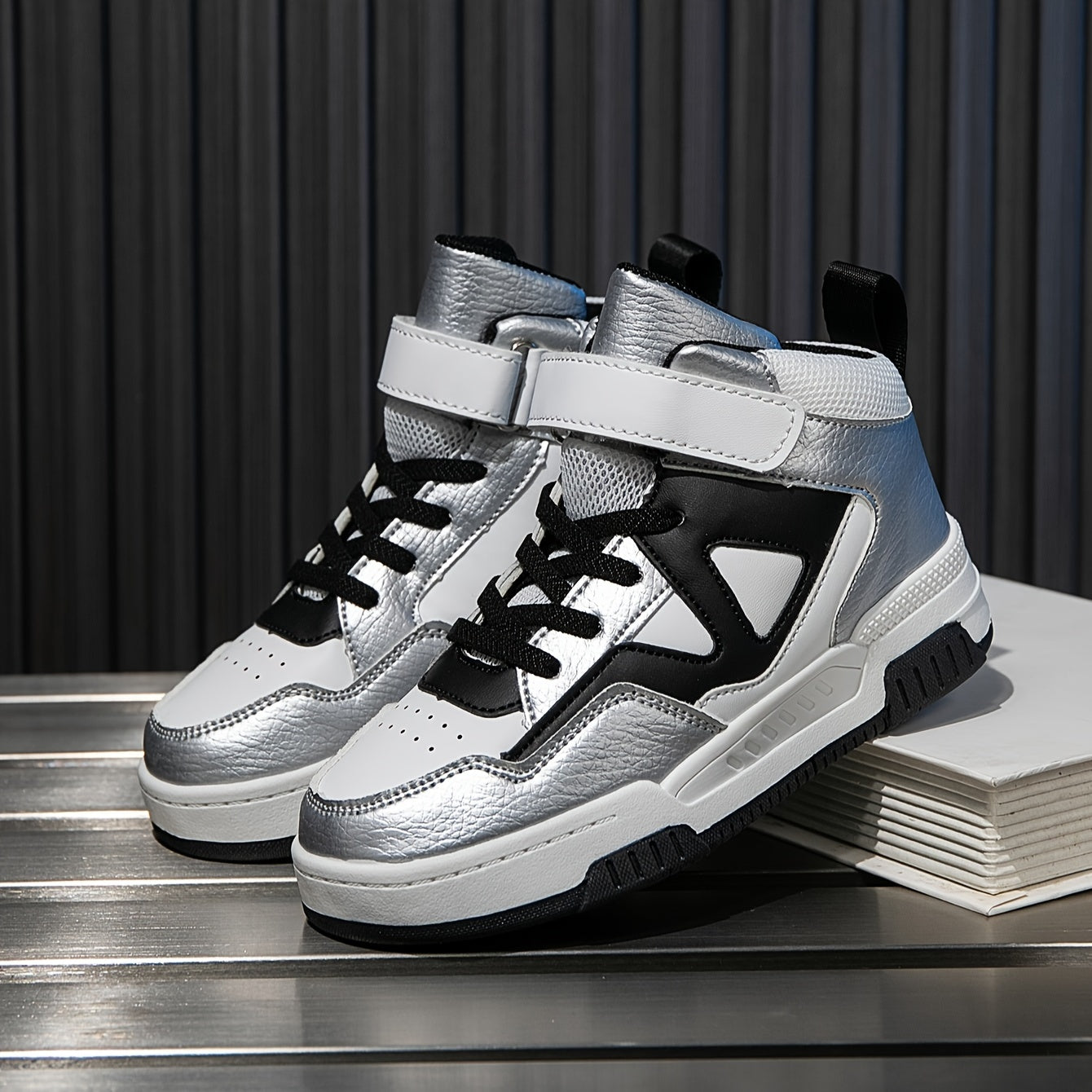 Vintage geometrik yuqori to'plamli krossovkalar, yopishqoq yopish bilan - nafas oladigan, sirpanmaydigan, o'g'il va qizlar uchun yugurish va tasodifiy kiyim uchun ideal.