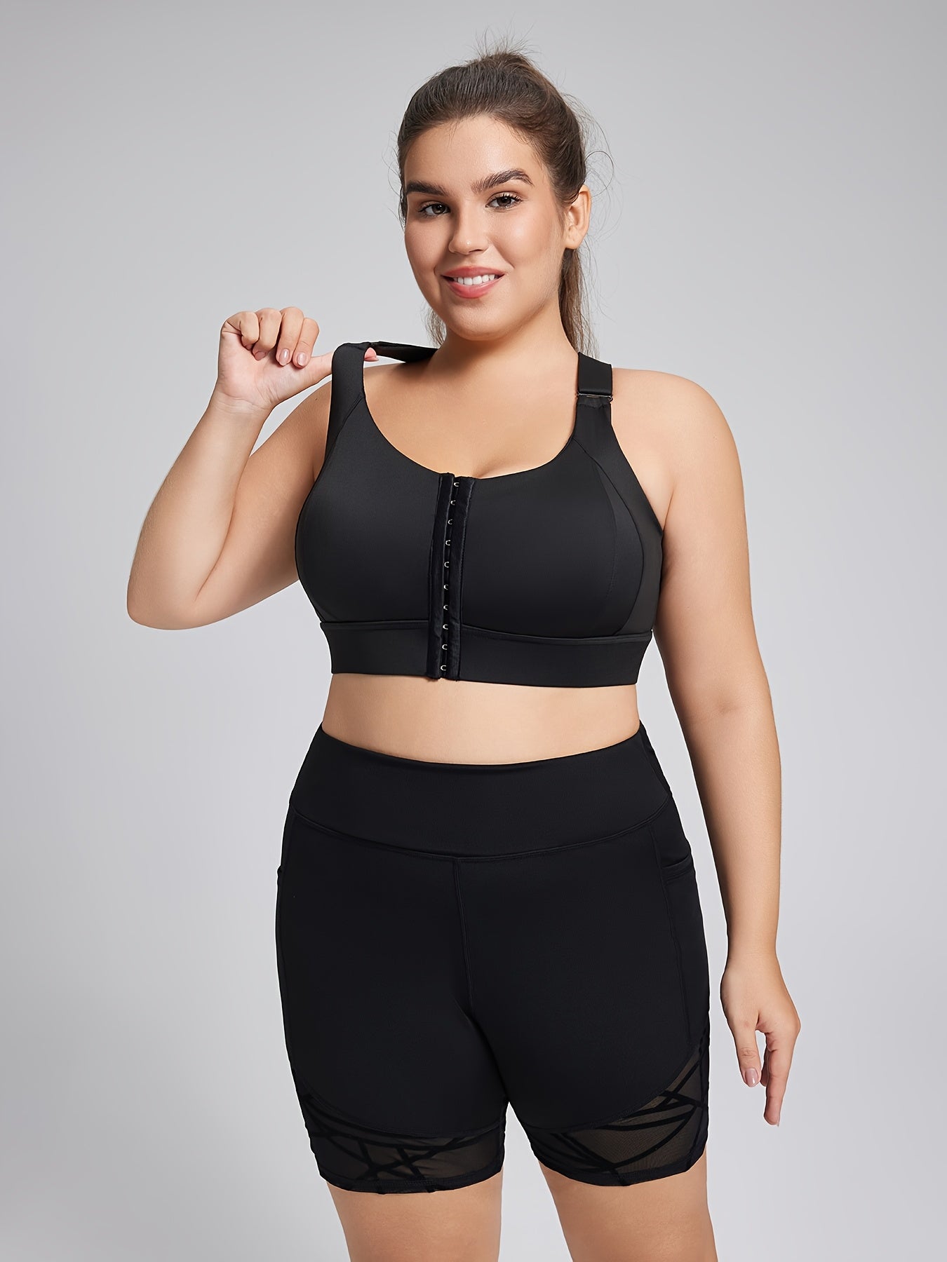 Plus Size Sports Bra with Zipper, Padded Cups, Adjustable Straps Black for Yoga