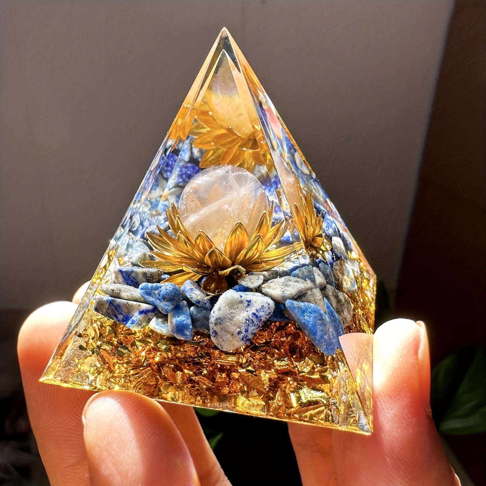 Ручная работа. Органическая пирамида из кристаллов с белым кристаллом и лазуритом для медитации и домашнего декора