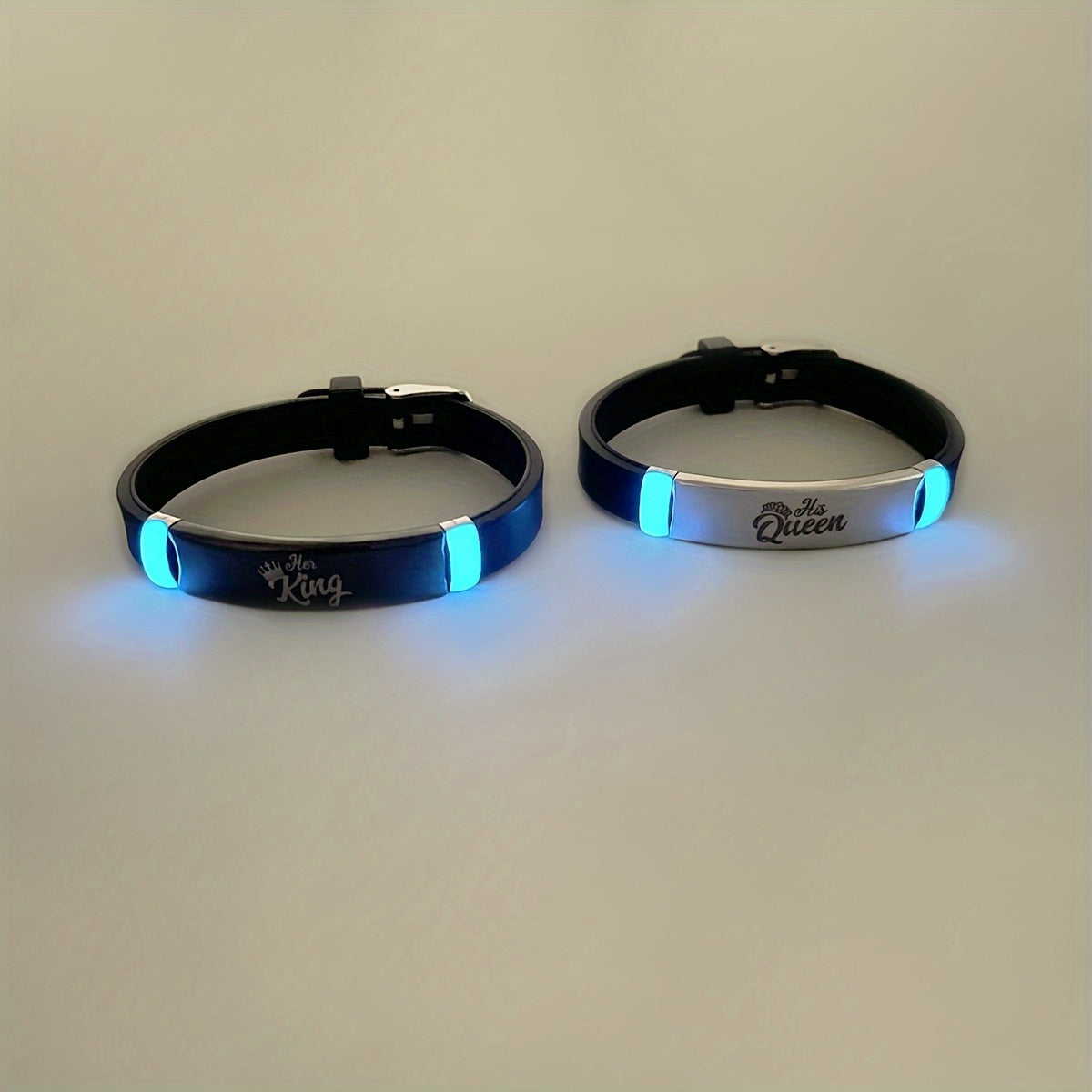 "HER KING" va "HIS QUEEN" dizayni bilan mos keladigan taxtalar juftligi, porlaydigan silikon materialdan tayyorlangan, juftlar uchun mukammal.