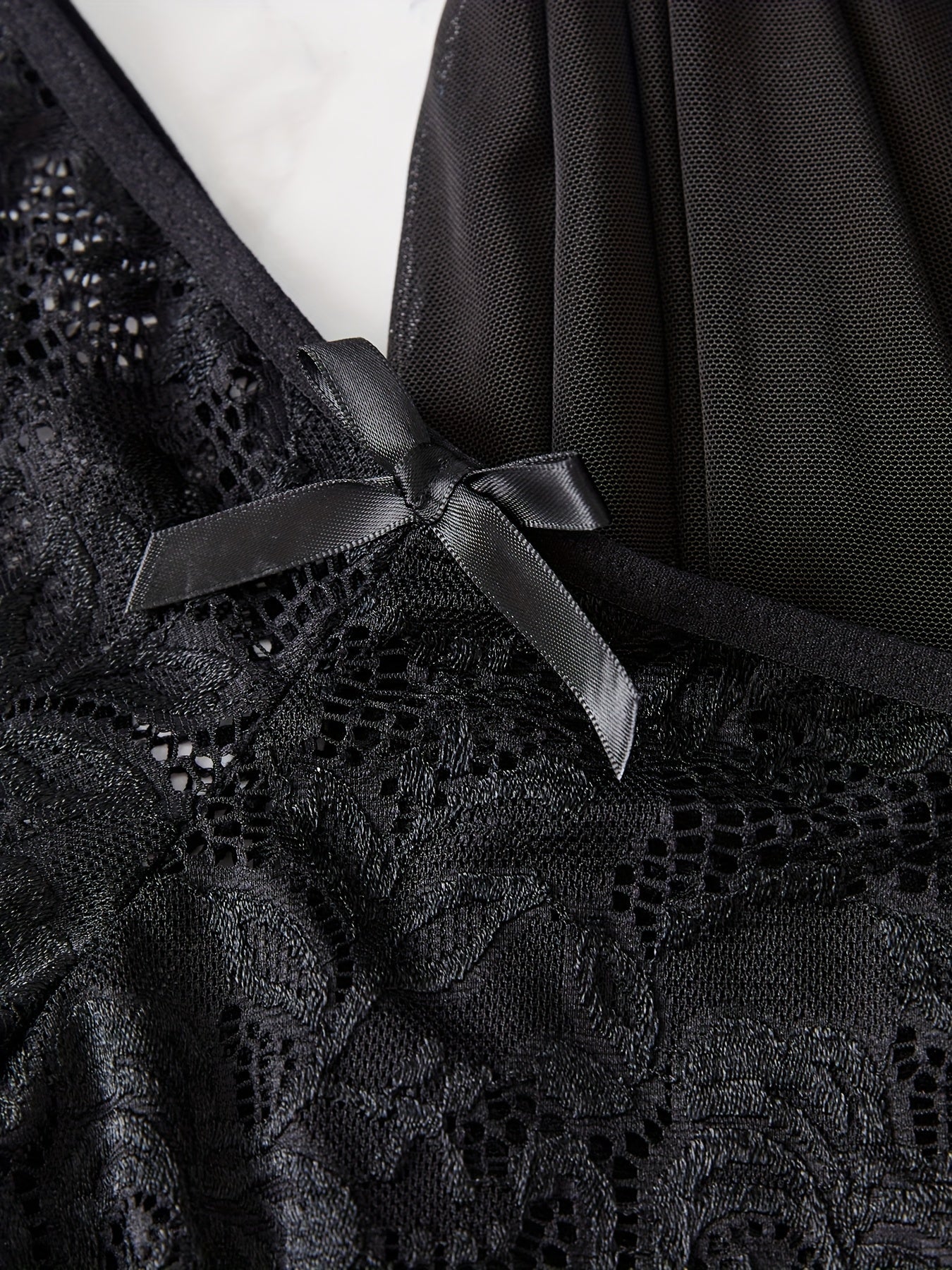 Jozibali dantel ichki kiyim to'plami chuqur V kesimli ko'ylak va thong bilan.