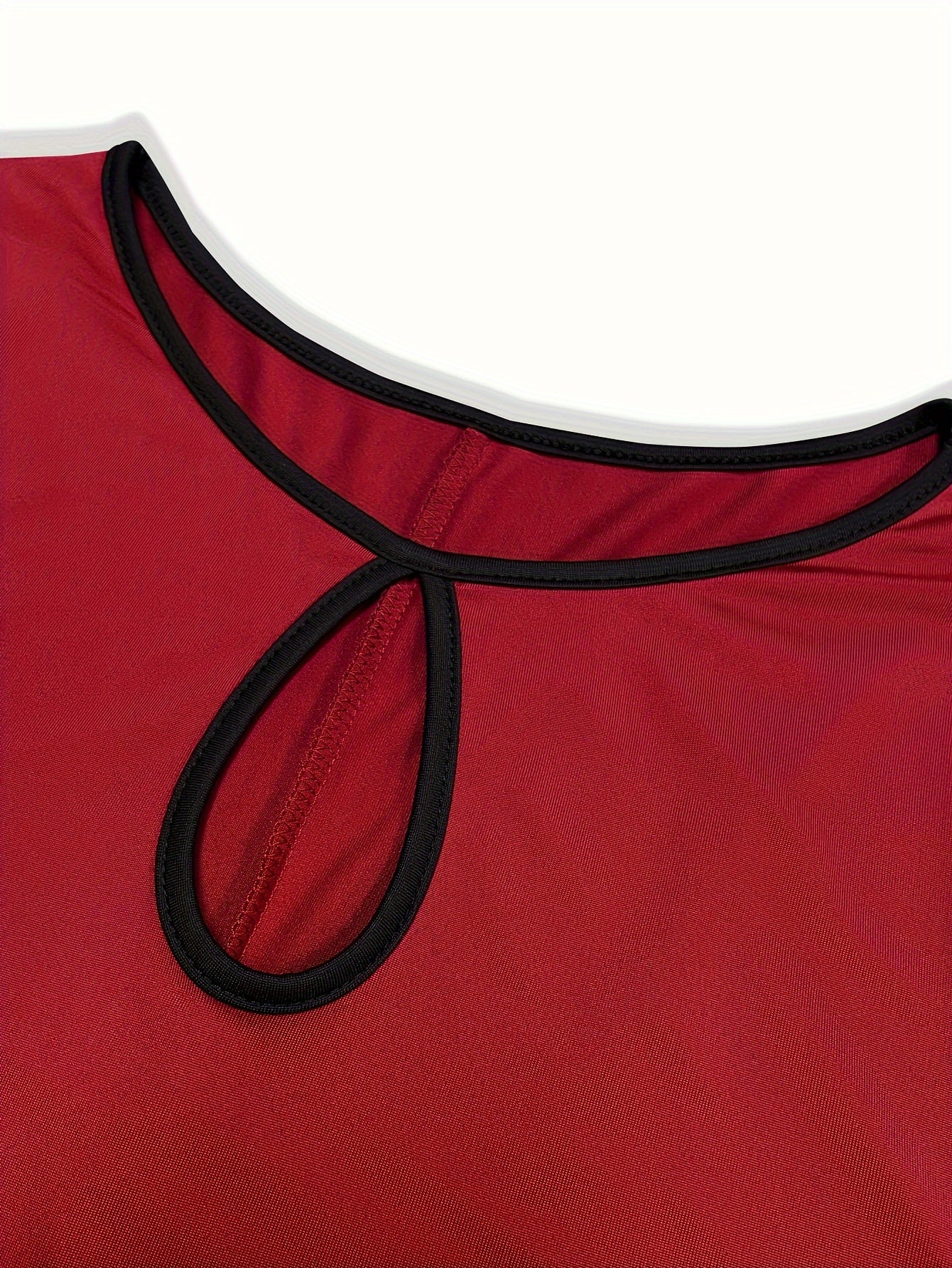 Yuqori o'lchamdagi peplum ko'ylak, to'g'ri rangda, dumaloq bo'yin va qarama-qarshi trim bilan, barcha mavsumlar uchun mos keladigan polyester aralashmasidan tayyorlangan, siqilgan uslubda.