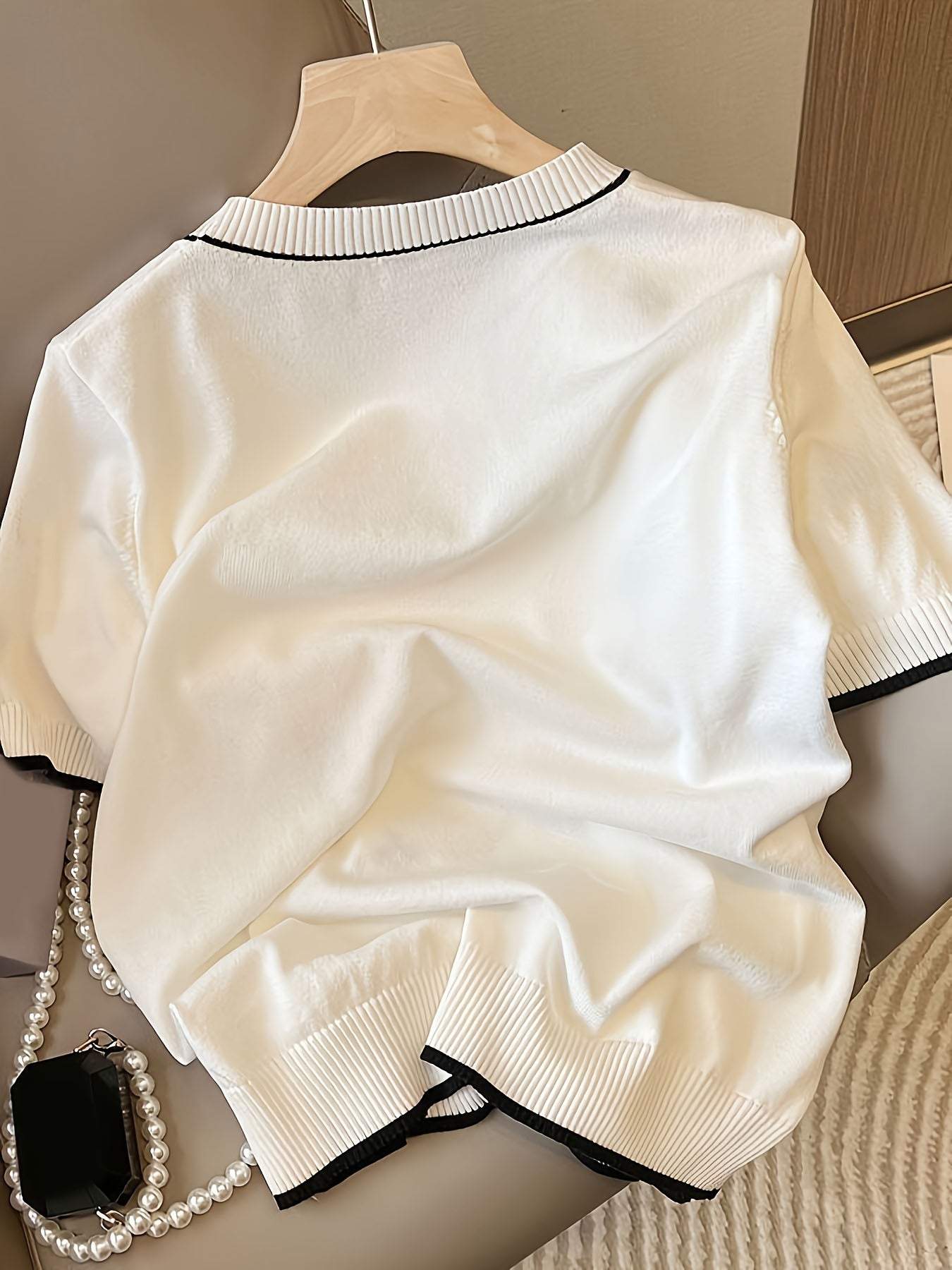 Suéter de punto con cuello redondo y bloques de color bordados para mujer