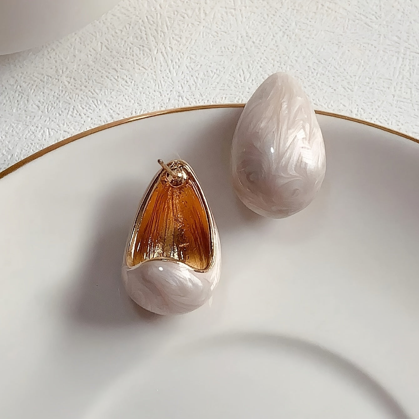 Chic Retro Suv Tomchisi va Yarim Oydali Emal Stud Sirg'alar - Noxush po'latdan tayyorlangan postlar va qotishma bilan, Maxsus tadbirlar uchun ideal, Qiziqarli sirg'alar