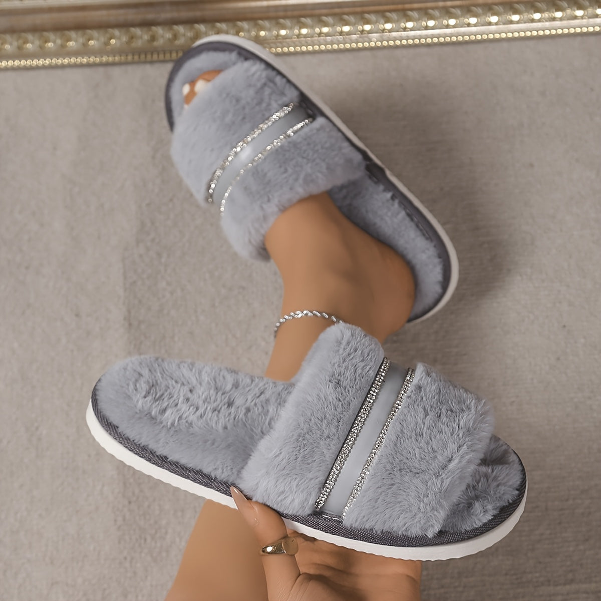 Ayollar uchun porloq bilakbog'li uy ichki shippaklari