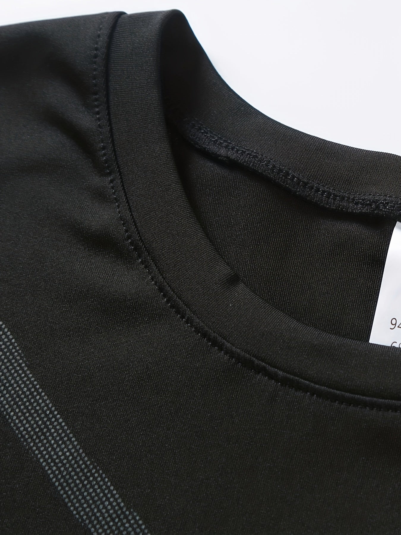 Erkaklar uchun 3 qismli asosiy qatlam to'plami siqish yuqorilari, pastki qismlari va sport shimlaridan iborat bo'lib, fitnes mashg'ulotlari va tana shakllantirish uchun mo'ljallangan.