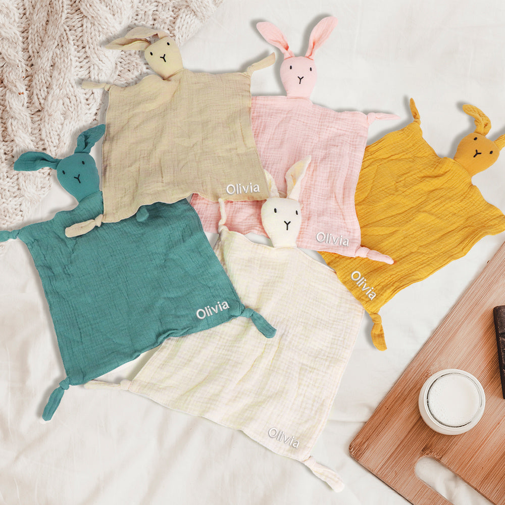 Shaxsiylashtirilgan Bunny Muslin Ko'rlagi Qizil, Sariq, Bej, Moviy va Yengil Jigarrang Ranglarda O'g'il va Qizlar Uchun. Ism bilan Moslashtirilishi Mumkin. Yumshoq va Havo O'tkazuvchi. Bolalar Uchun Ideal Sovg'a.