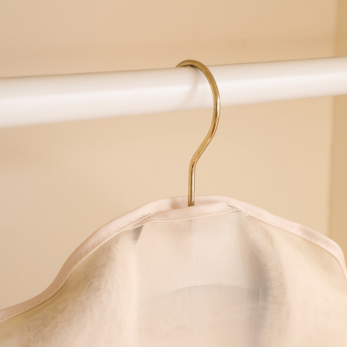 Yupqa zipp bilan kiyimlar uchun chang o'tkazmaydigan qopqog'li kiyim saqlash sumkasi, yostiqlar, ko'ylaklar tashkilotchisi