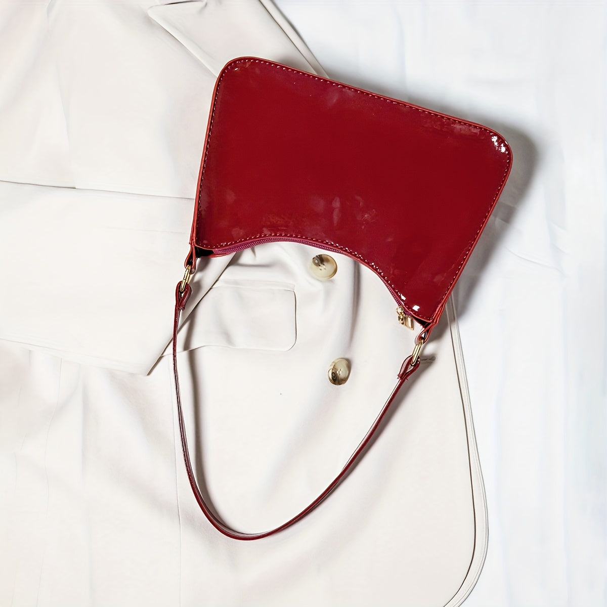 Ayollar uchun Qizil PVC Yengil Sumka, Oltin Rangli Asboblar, Ajratiladigan Tasmali | Har kuni, ishda yoki ta'tilda foydalanish uchun zamonaviy baget | Onalar va qiz do'stlar uchun ideal sovg'a | Zarif yuqori tutqich