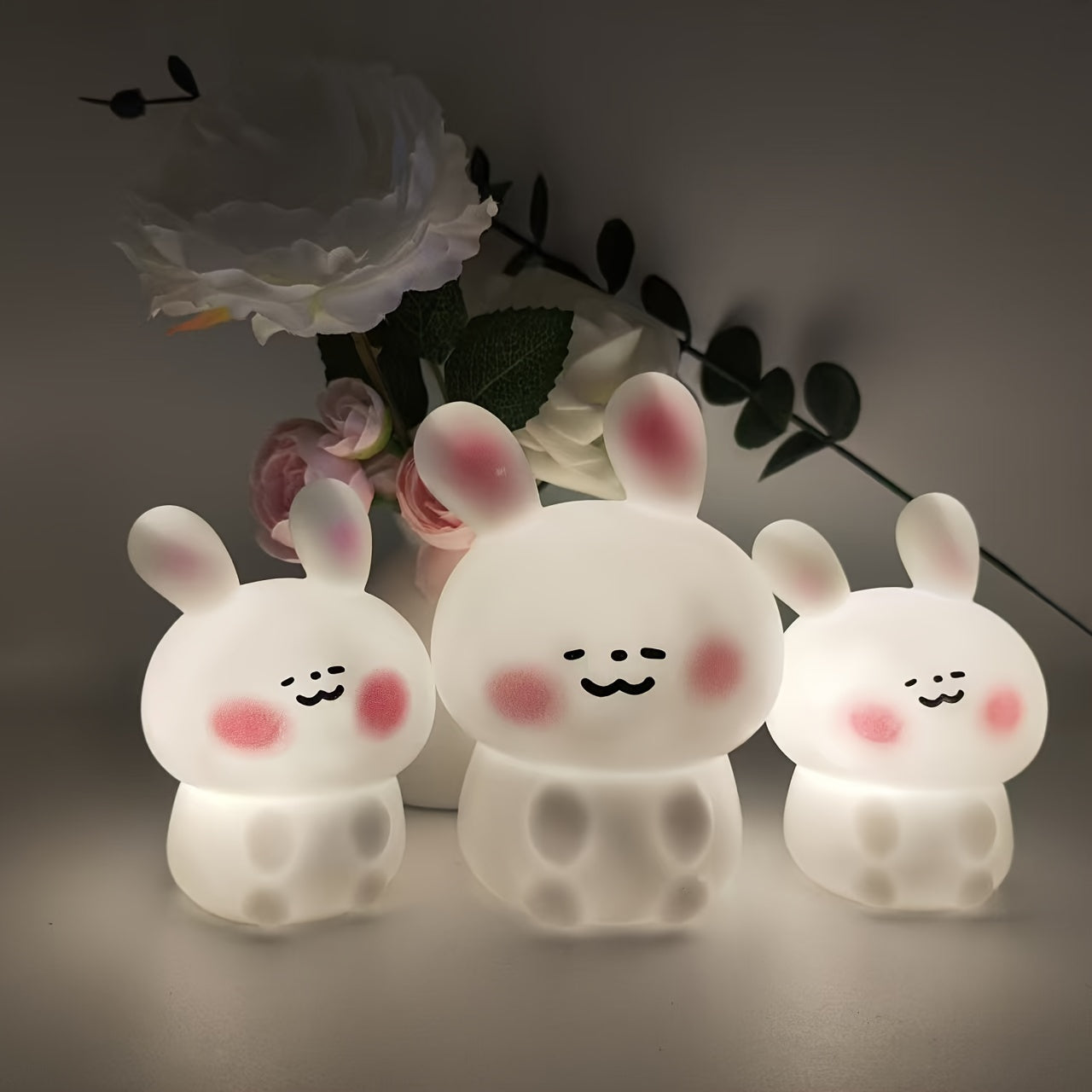 Luz nocturna de conejito de plástico estilo asiático para niños y habitaciones, independiente, con batería