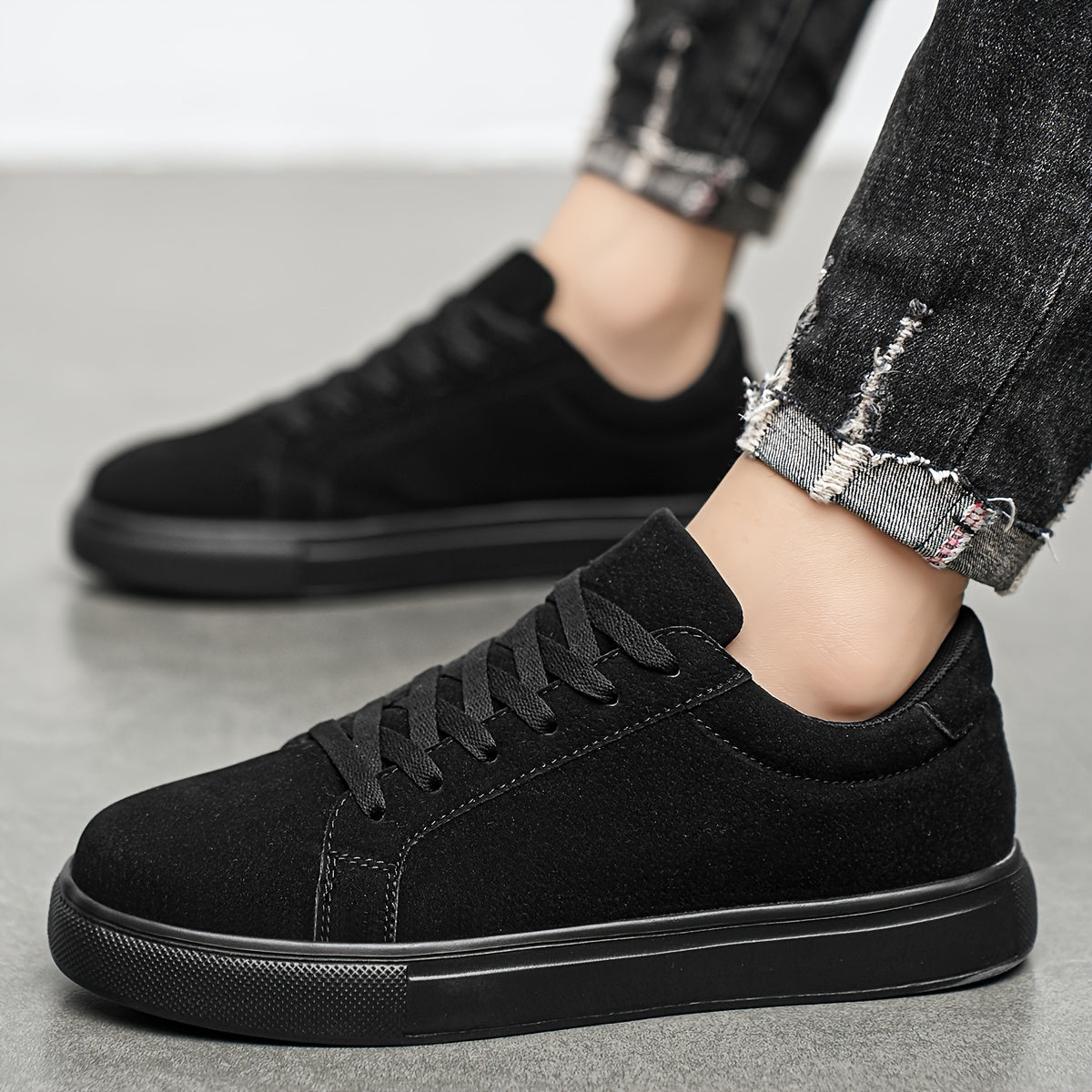 Erkaklar uchun qora aksentli kulrang skeyt poyabzallari, bog'ichli dizayn, mustahkam EVA taglik va qulay mato astar, tasodifiy kiyim uchun mos. PU yuqori qismi bilan zamonaviy ko'p maqsadli krossovkalar.