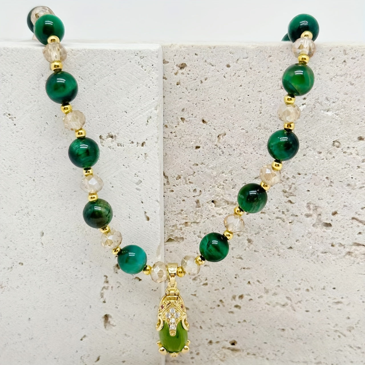 Ajoyib Tiger Eye toshidan yasalgan Pixiu sehrli bilaguzuk, tabiiy marjonlar bilan, bitta yoki ikki zanjirli dizaynda mavjud - ayollar va erkaklar uchun mukammal