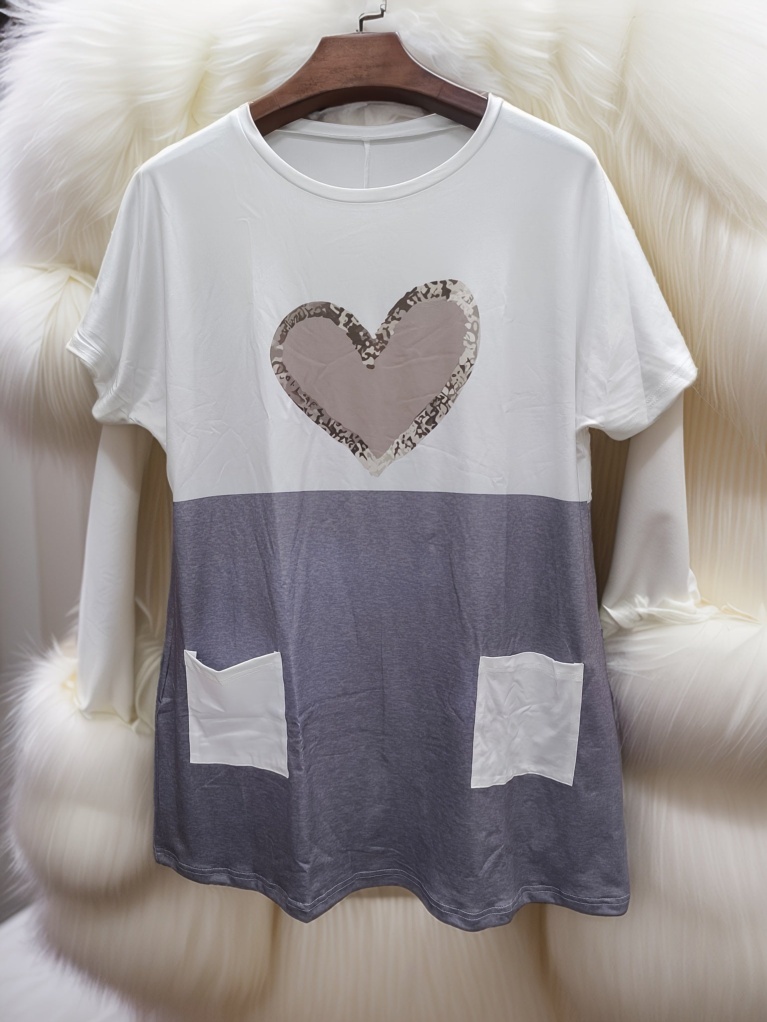 Plus Size Women's Heart Print Casual T-Shirt with Color Block Hem