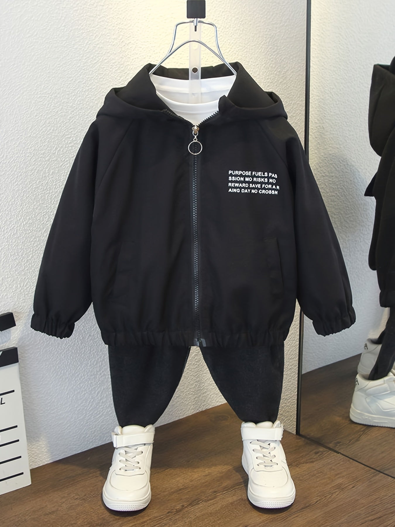 Yengil, keng kesimli, kapüşonli jakket, o'g'il bolalar uchun, fermuar yopilishi, bahor va kuzga mos zamonaviy harf bosma dizayni.