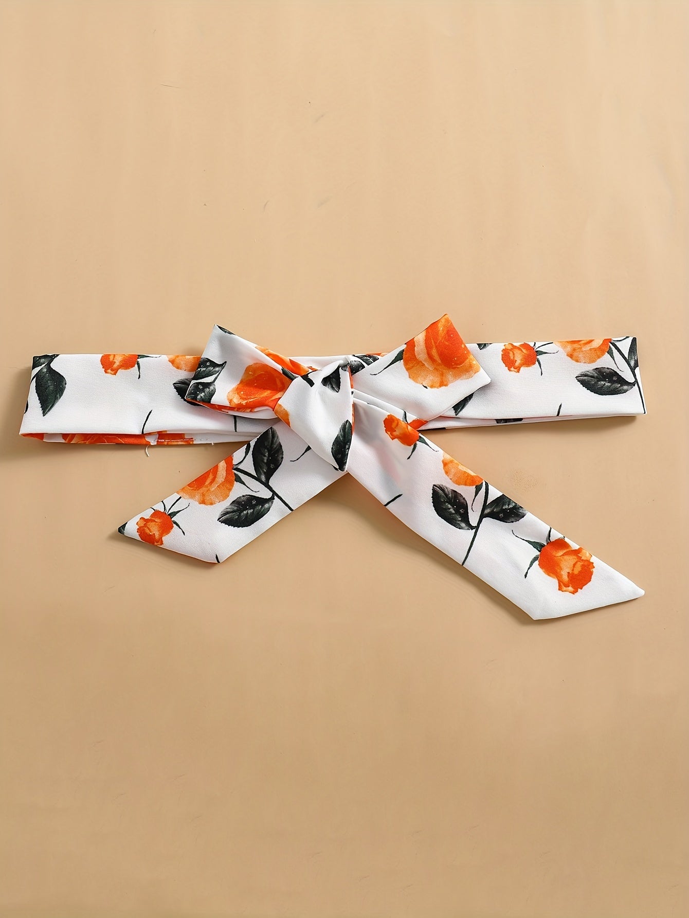 Qizlar uchun yozgi tasodifiy kiyim - dantelli yengsiz bluzka va belbog'li bosma gullar bilan bezatilgan short.