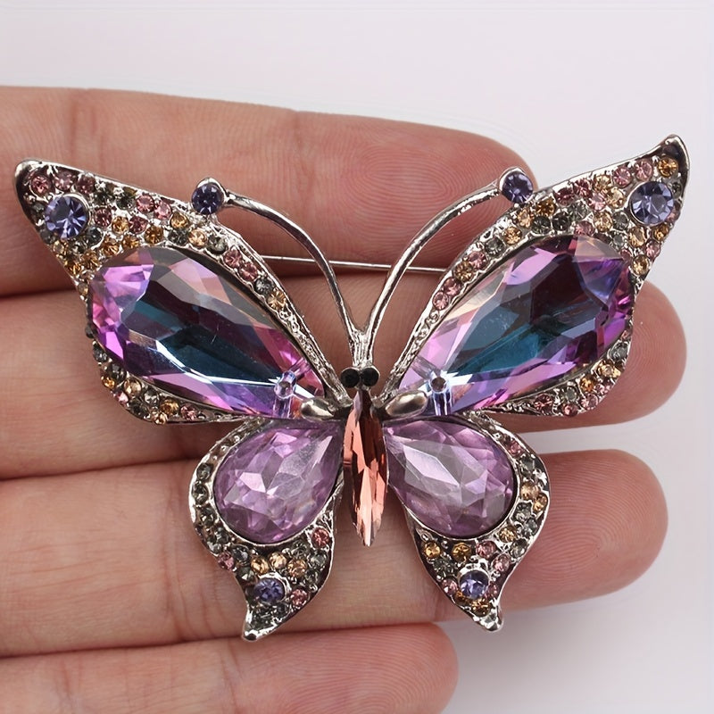 Vintage uslubidagi Chic Butterfly brosh pin, rhinestone'lar bilan bezatilgan va notekis shaklga ega. Ayollar blazerlari va tashqi kiyimlari uchun mukammal moda aksessuari.