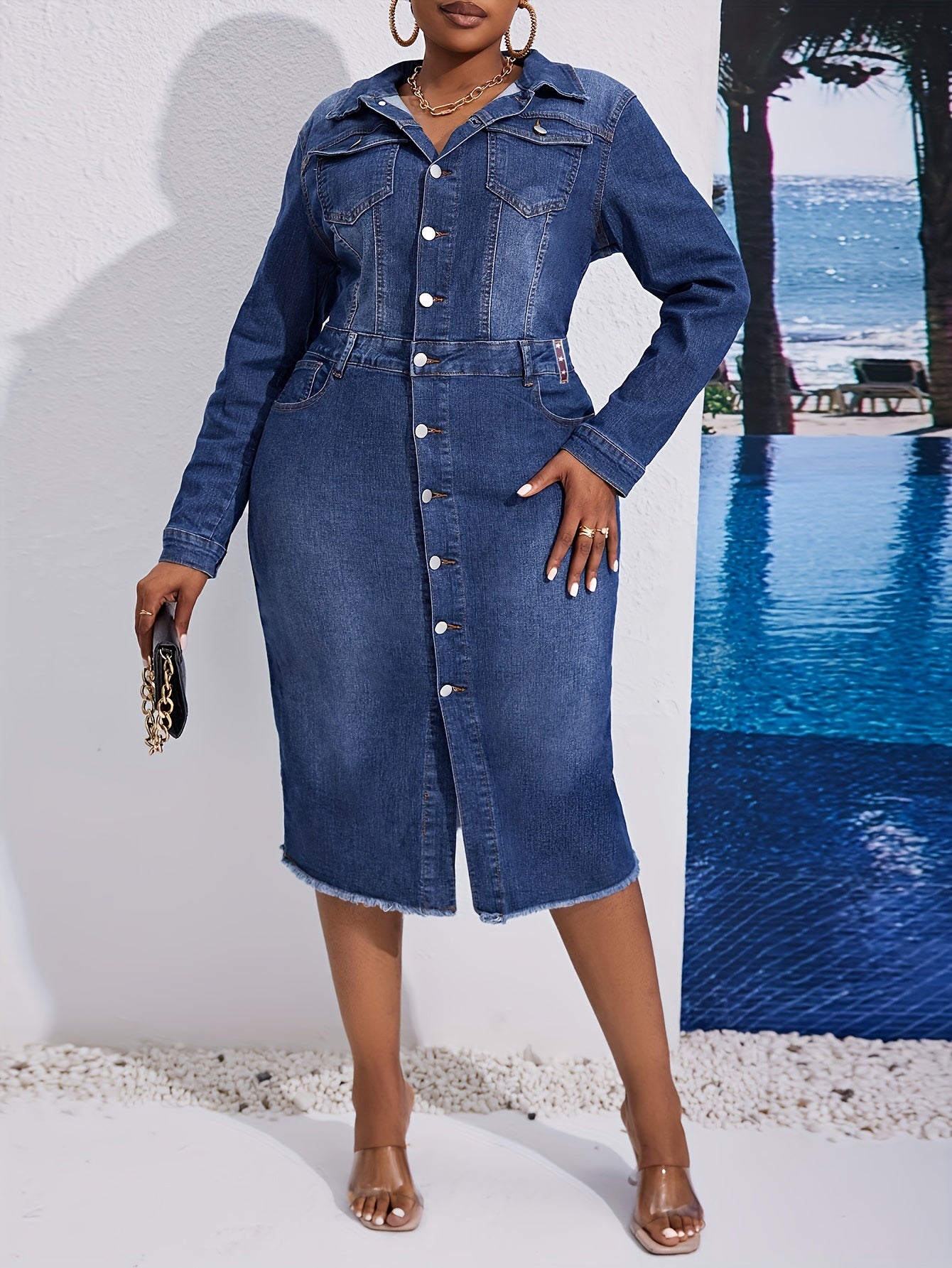Kiki Angel plus-size denim midi ko'ylakni tugmachali old qismi, yaka yelkalari va qirralari yirtilgan dizayni bilan taklif etadi. Paxta aralashmasidan tayyorlangan, bu bir rangli tunika tasodifiy uslub uchun mukammaldir.