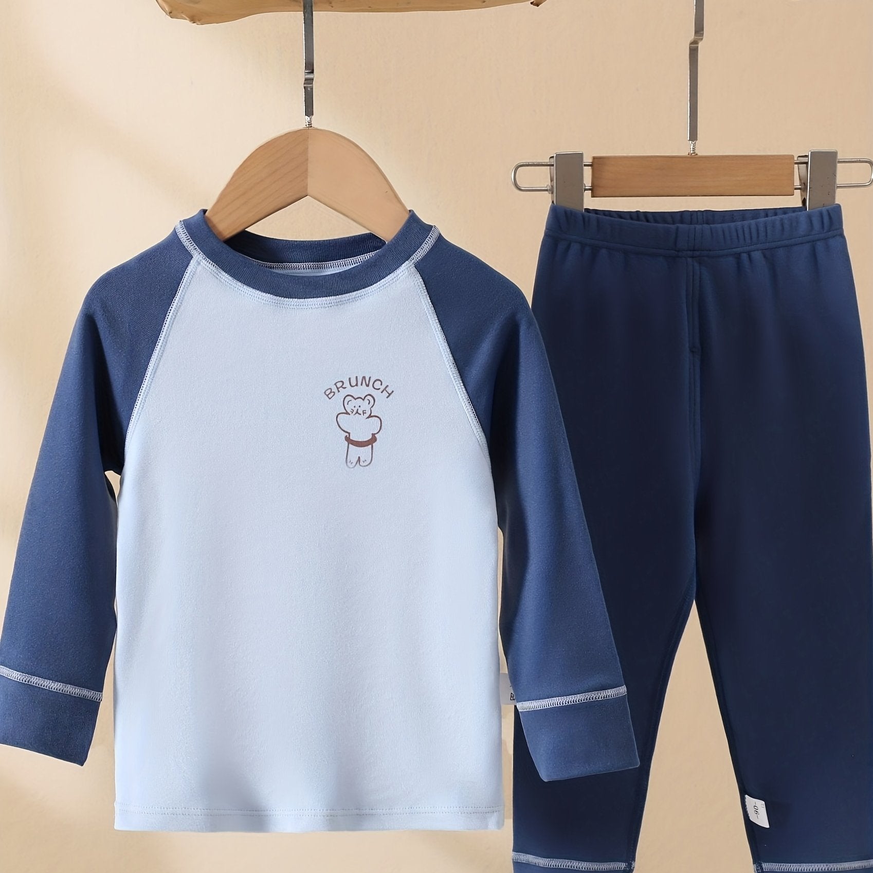 Qizlar va o'g'il bolalar uchun mo'ljallangan, uzun yengli ko'ylak va shimlardan iborat, iliq polyester aralashmasidan tayyorlangan, kuz/qish mavsumi uchun ideal bo'lgan qulay bolalar multfilmlaridagi hayvonlar printli kiyim to'plami.