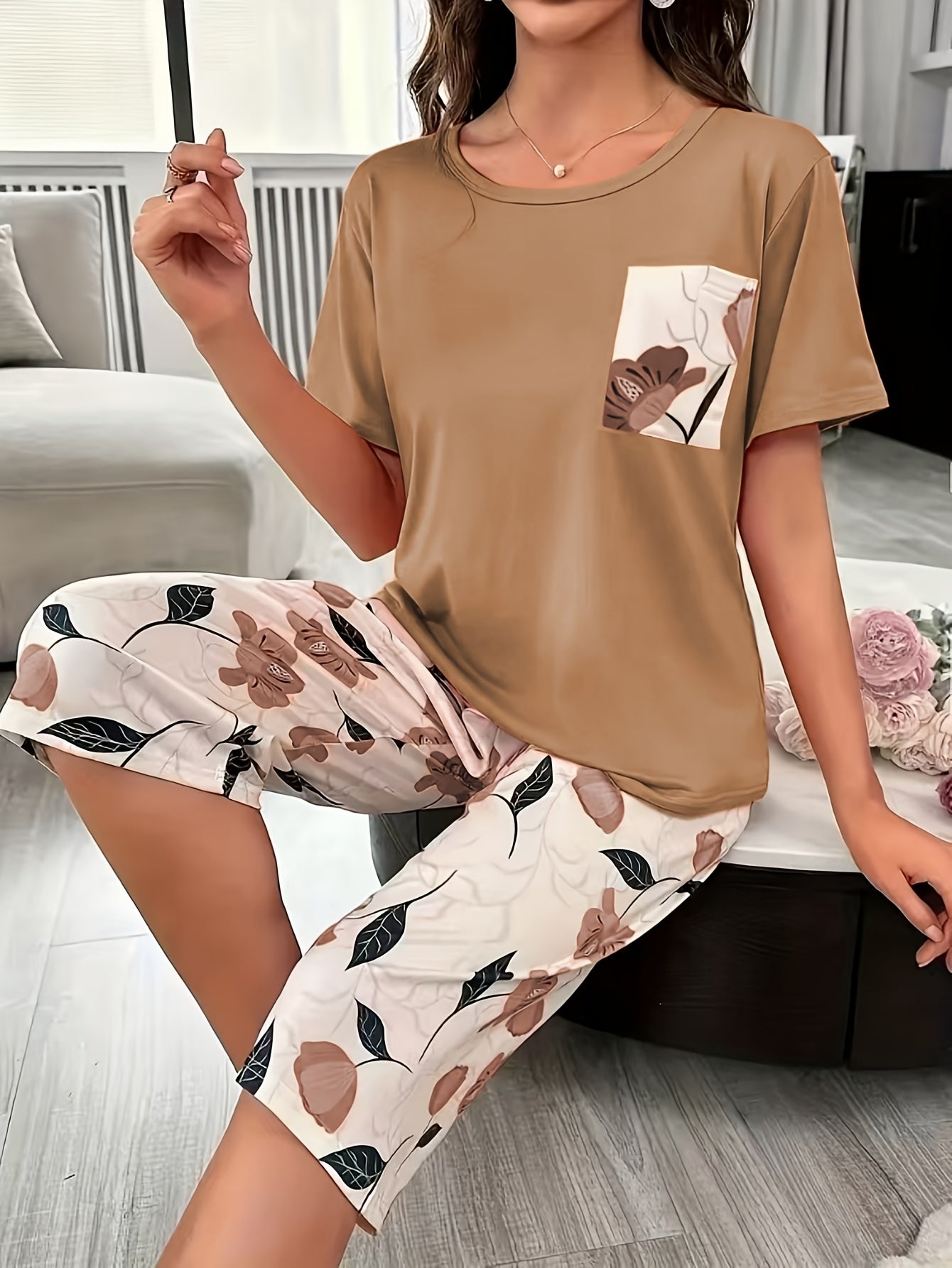 Ayollar uchun piyama to'plami, ochiq ko'k va oq rangli gul bosimli qisqa qo'lli ko'ylak va shortlar, dam olish kiyimi