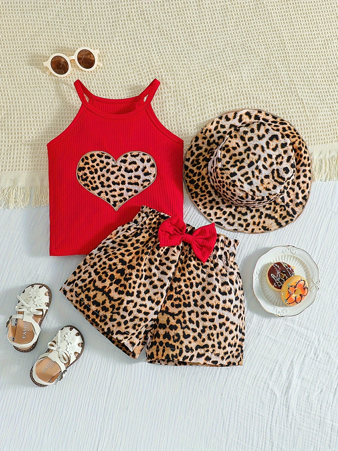 Летний комплект для детей: майка из трикотажа с сердечным принтом, шорты с леопардовым принтом, бантовая шляпа для вечеринок и прогулок на свежем воздухе