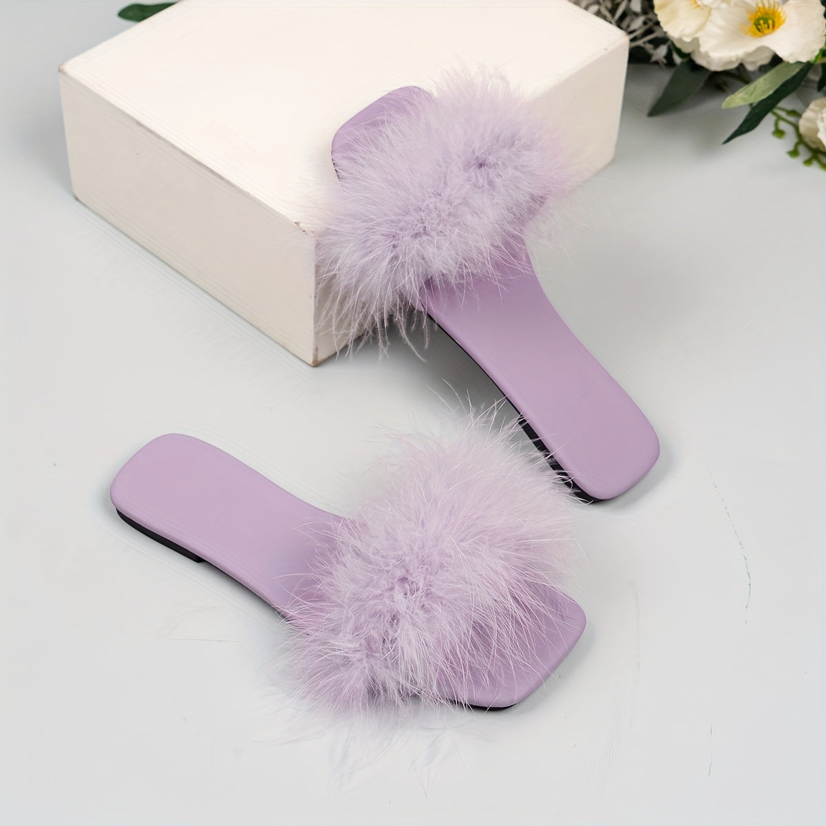 Yoz uchun mukammal, kvadrat ochiq barmoq bilan ayollarning nafis yumshoq toshli tekis oyoq kiyimlari.