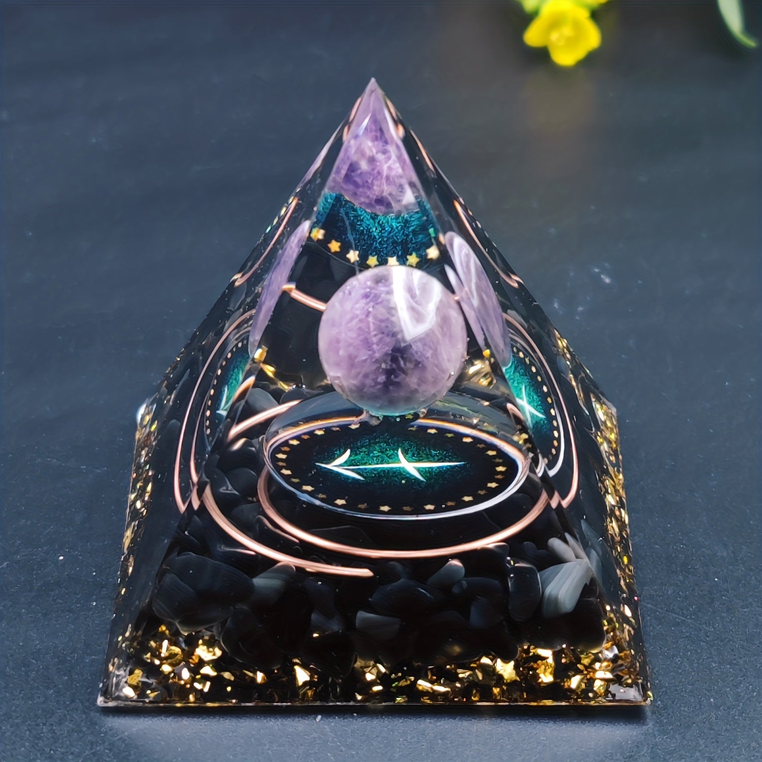 Orgone Piramida o'n ikki konstellatsiya bilan: Buzoq, Chayon, Egizaklar, O'qotar, Baliq, Qovg'a, Vahima, Tarvuz, Chayon, Qiz, Egizaklar, Suv, Amethyst Kristallari, Uy Dekori, Sovg'a