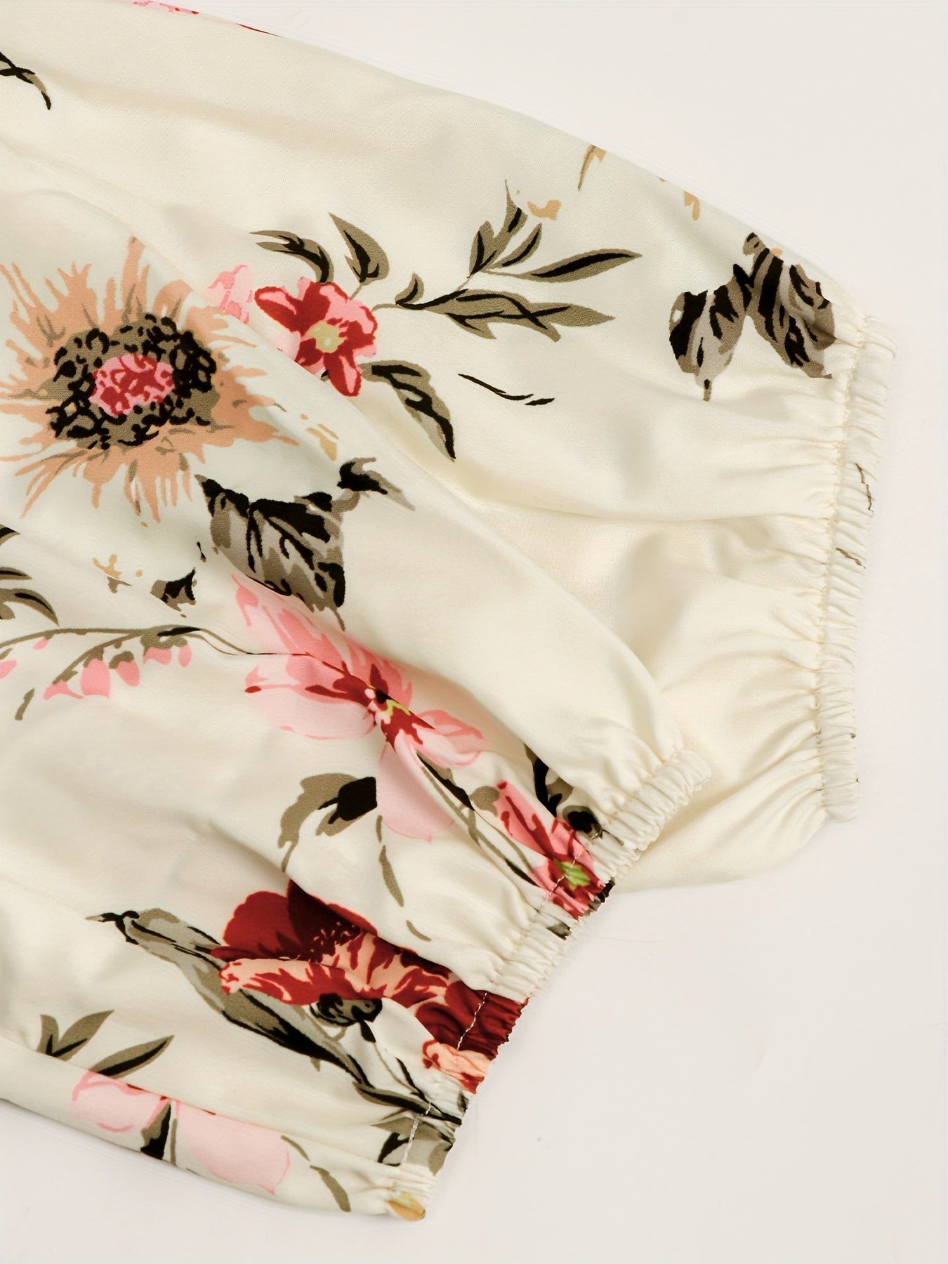 Gul naqshli, yarim yengli, elegant crew neck ko'ylak, bahor va yoz uchun mukammal. Ayollar kiyimlari.