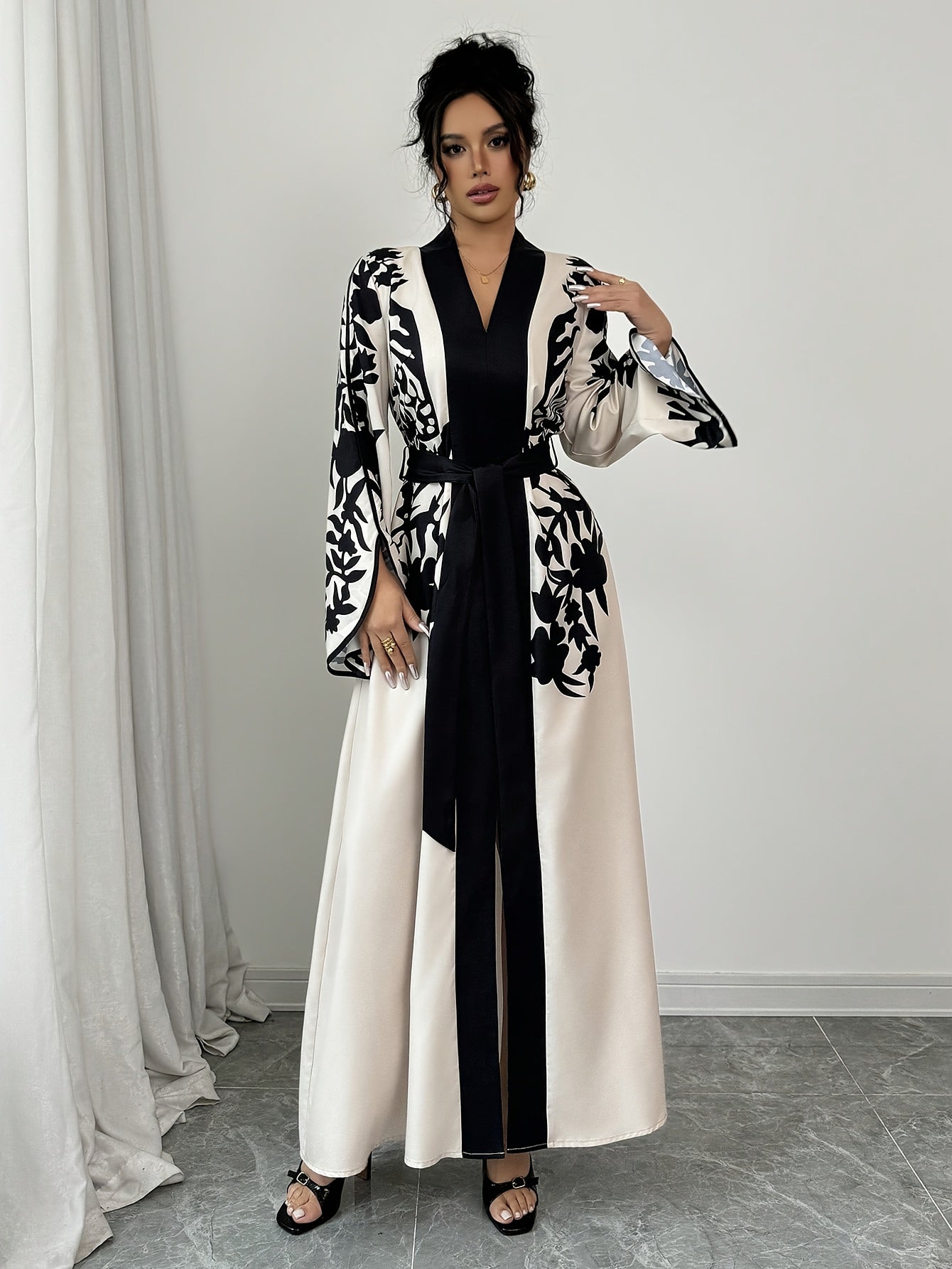 Элегантное длинное платье-макси с длинными рукавами, поясом с цветочным и животным принтом, V-образным вырезом и широкой юбкой-каскадом