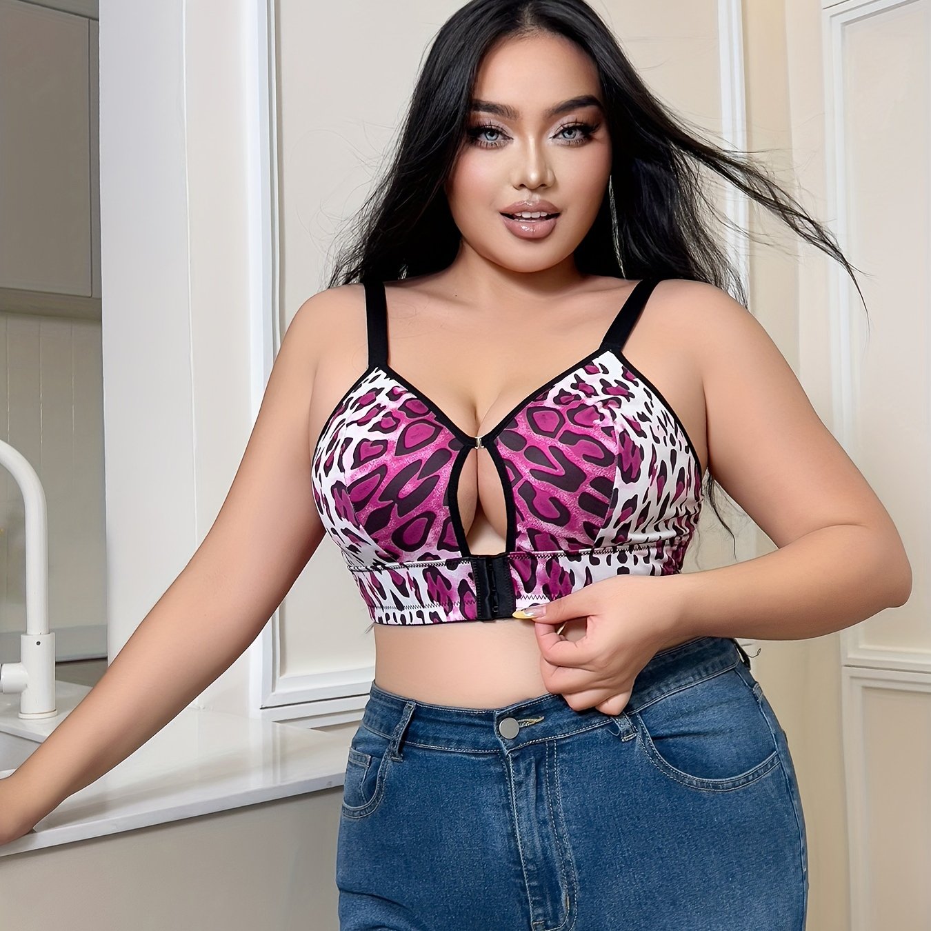 Ayollar uchun kattaroq o'lchamda yurak va kapalak naqshli old qopqog'li ochiq dizayndagi bra