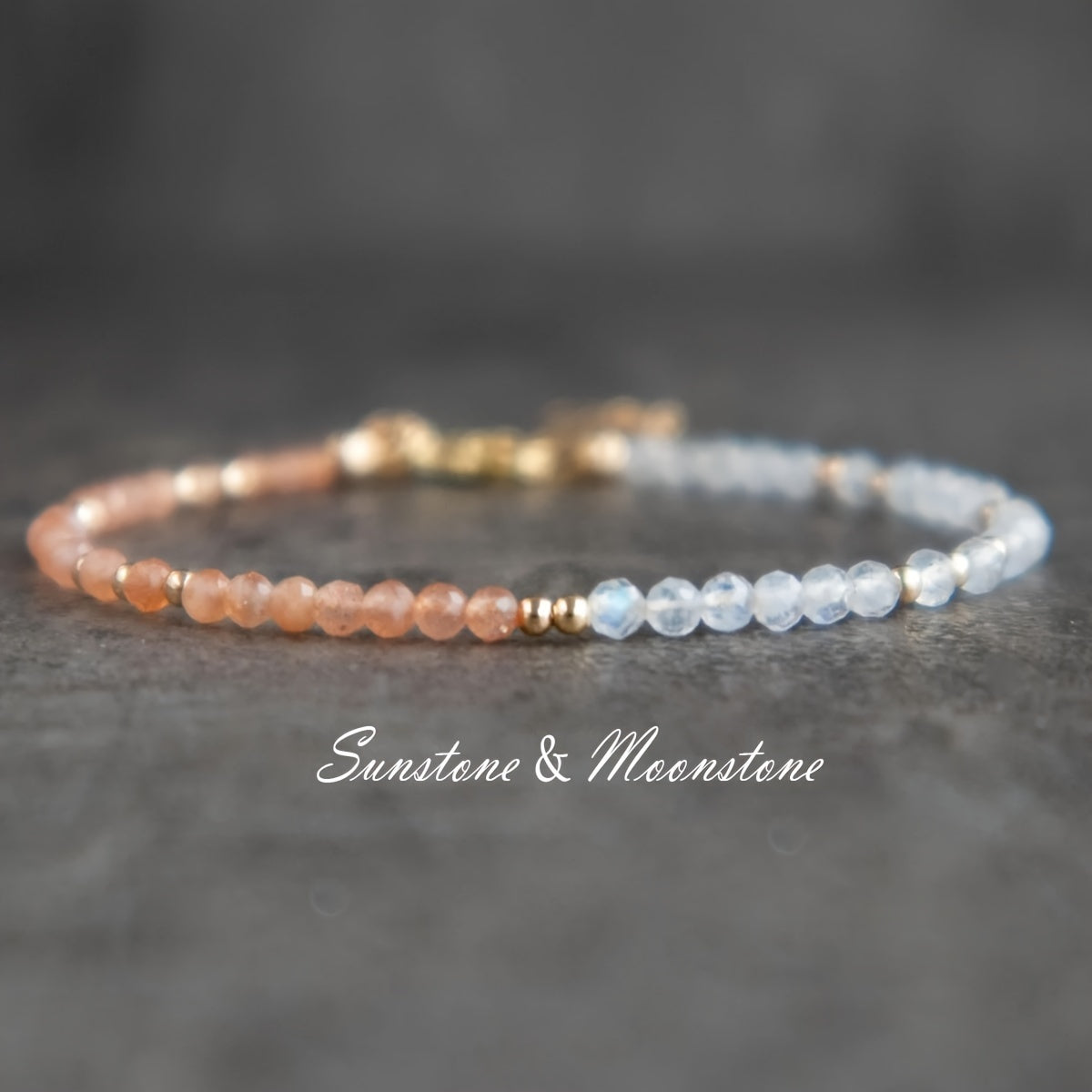 Женский браслет из бусин лунного и солнечного камня для подарка и украшений