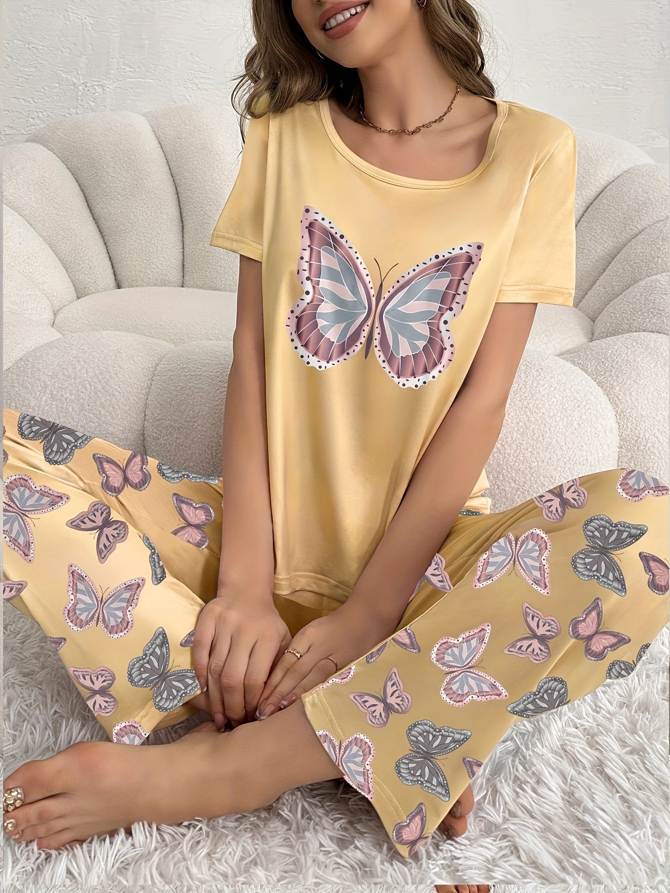 Ayollar uchun Kelebek Pijama To'plami - Polyester Trikotaj, Dumaloq Bo'yin, Har Mavsumda Qulaylik, Kelebek Dizayni bilan Kattalar uchun Uxlash Kiymishi