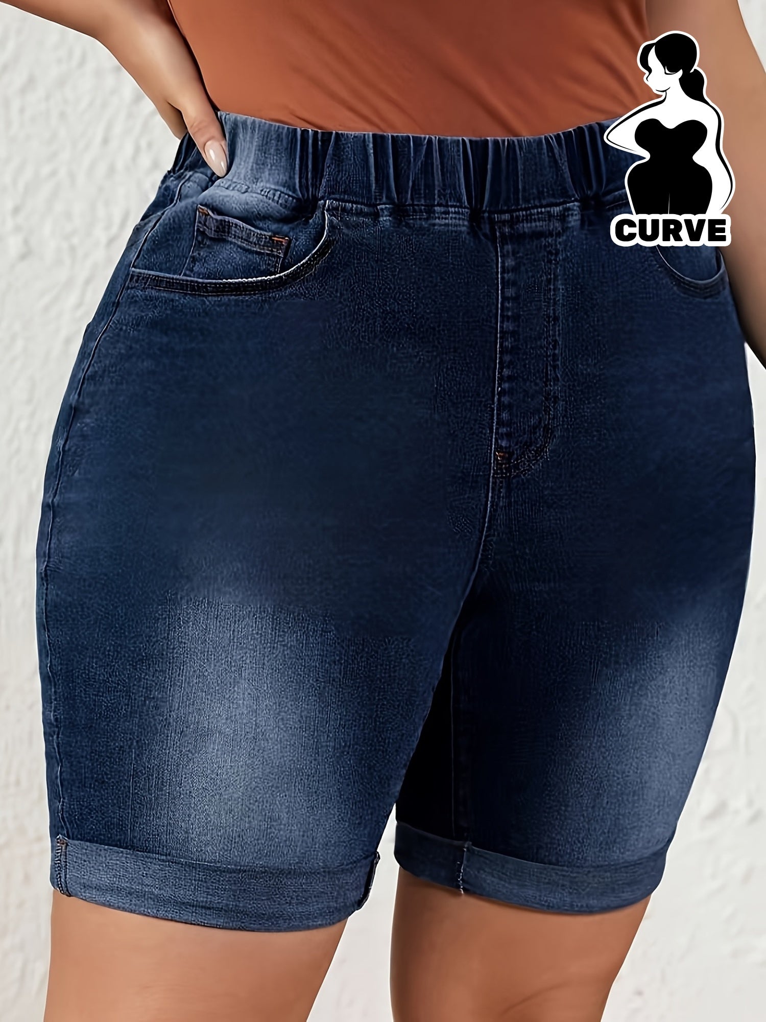 Ayollar uchun kengaytirilgan o'lchamli kengroq denim shortlar, qorong'i ko'k yuvish, o'rta balandlikdagi qovurg'a, burilgan bo'yinli qism