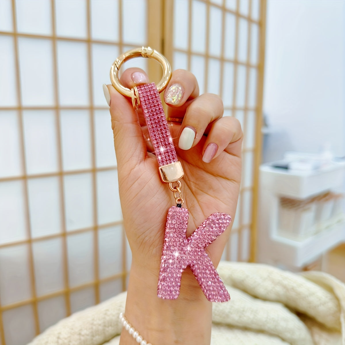 Llavero personalizado con inicial rosa, colgante de aleación con rhinestones para mujeres