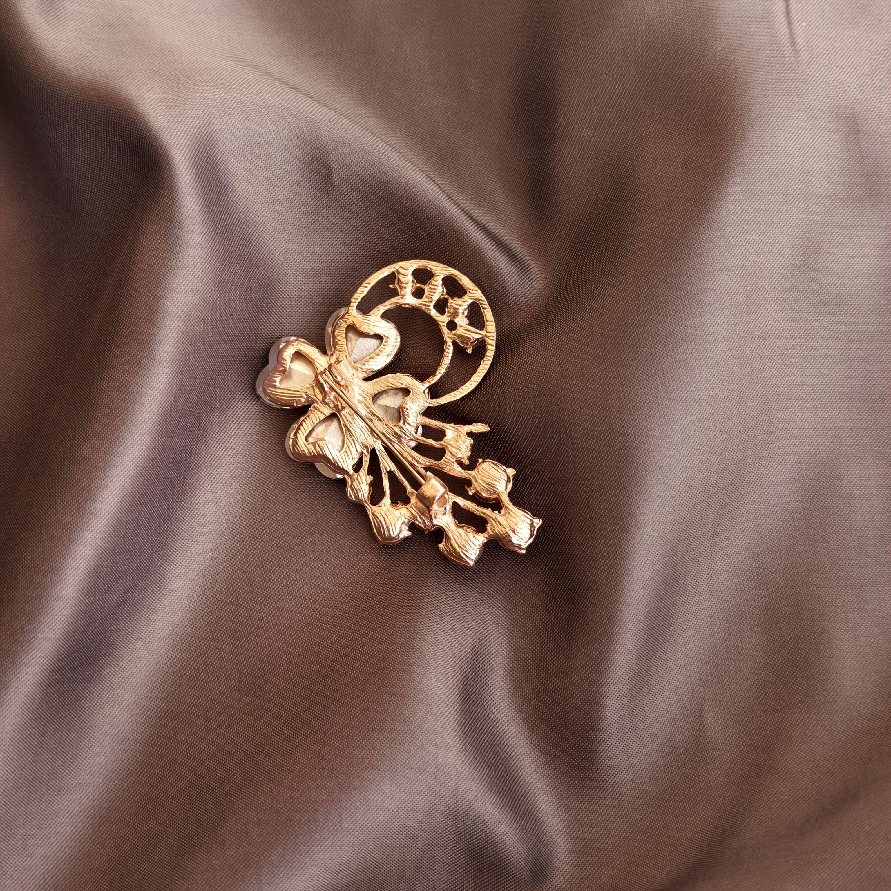 Elegant Silver Brooch with Flying Four-Leaf Clover Rhinestones and Glass Crystals for Daily Wear and Occasions