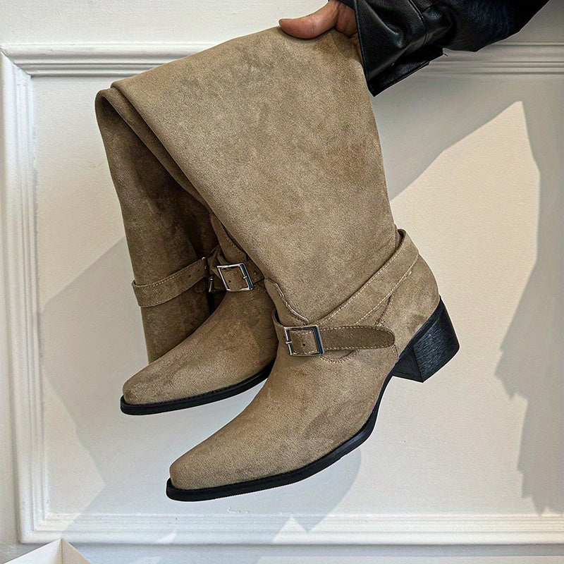 Ayollarga mo'ljallangan qalin o'rta shishli botinkalar sun'iy qoplama bilan, nuqtali burchakli oyoq, sirpanishga qarshi tishli taglik