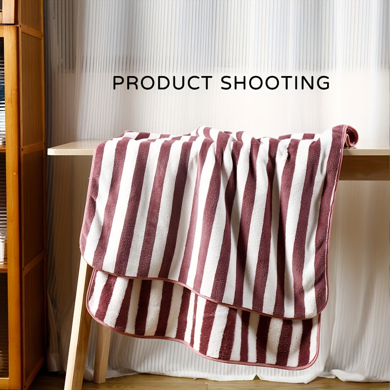 Koʻk va oq chiziqli mikrotoʻqimachilik hammom sochiqlari toʻplami katta hammom sochiq va yuvinish mato bilan birga