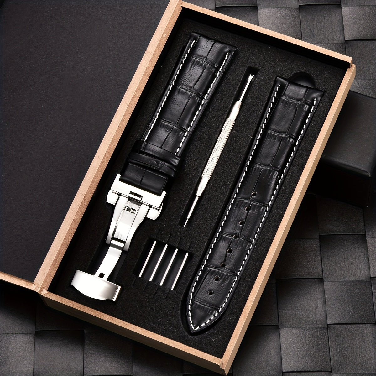 Ремешок для часов из PU-кожи с застежкой-бабочкой из нержавеющей стали, доступен в размерах 18 мм, 20 мм, 22 мм и 24 мм, поставляется в коробке.