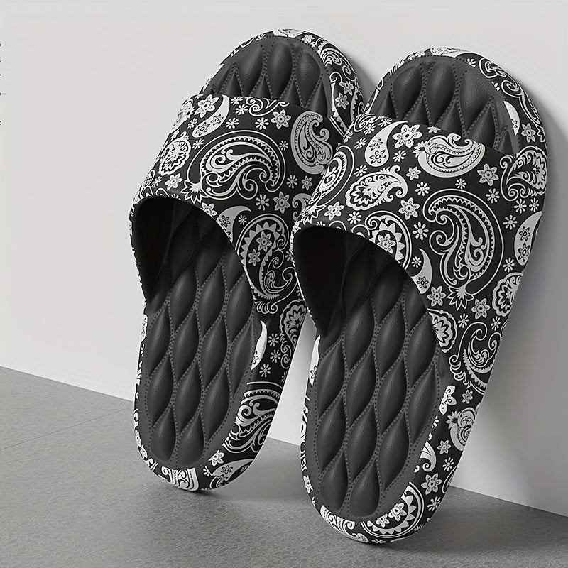 Bu katta o'lchamdagi erkaklar yozgi sandallari, ichki va tashqi joylarda kiyish uchun mo'ljallangan, qalin, sirpanmaydigan taglikka ega va multfilm dizaynlari bilan bezatilgan.