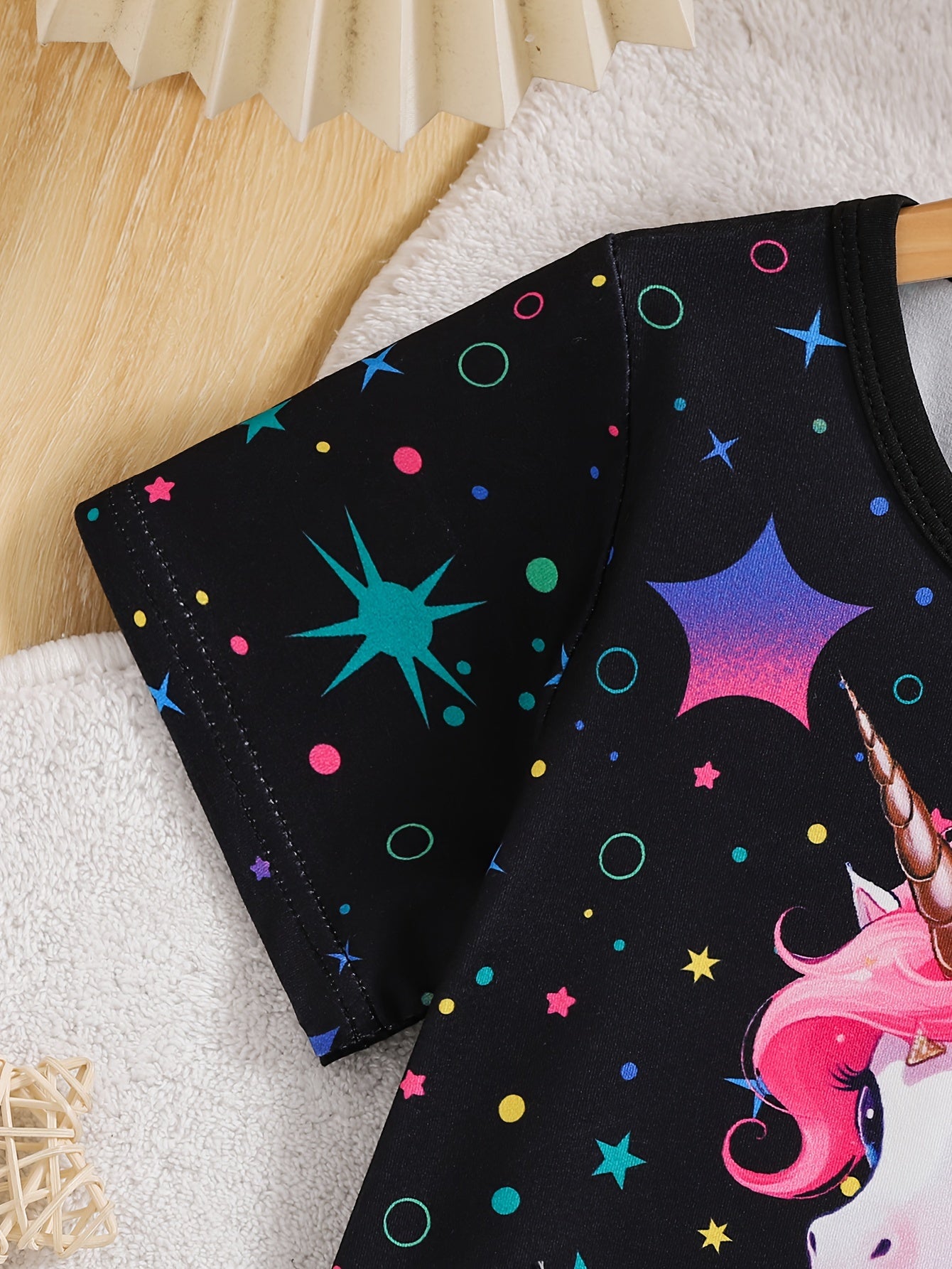 Qizlar uchun pushti unicorn va yulduz naqshli pijama to'plami, olovga chidamli, qulay qisqa yengli ko'ylak va uzun shimlar, bahor/kovak sovg'asi uchun ideal, mashinada yuvish mumkin.