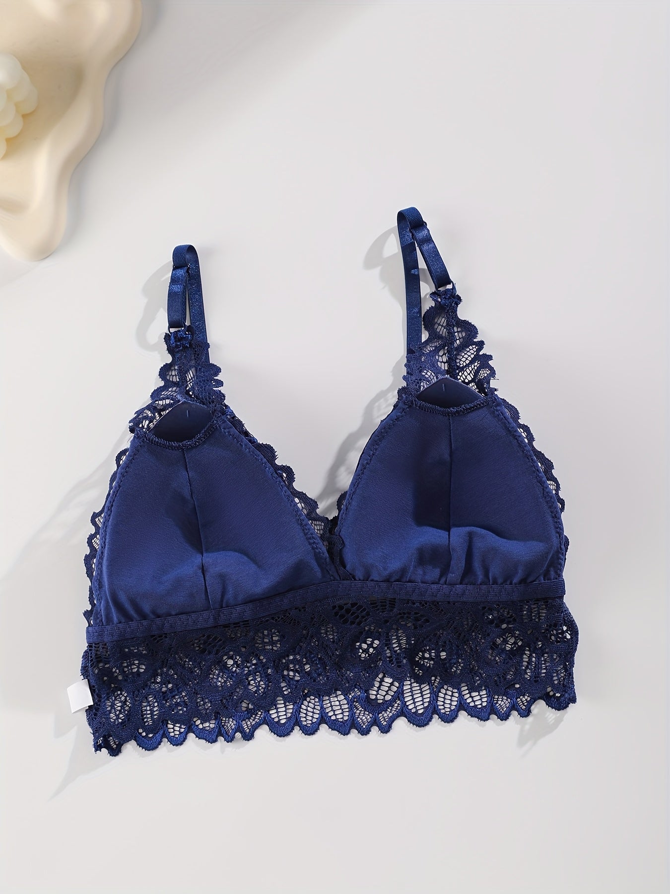 Yozgi ichki kiyim kostyumi, nafas olish va qulaylik uchun ingichka shakl qopqog'i bilan fransuz dantelli jilet uslubida.