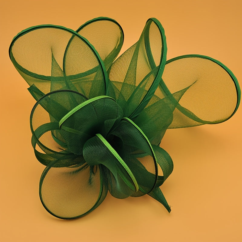 To'ylar va partiyalar uchun klip bilan qora va oq tarmoq gul fascinatori