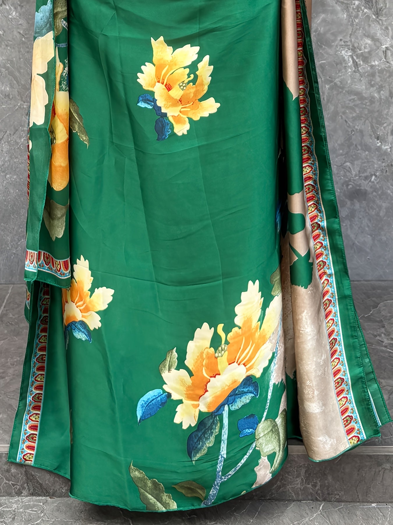 Plus o'lchamli maxi kaftan kiyi gullar bilan bosilgan, oqimli va qulay ayollar uchun