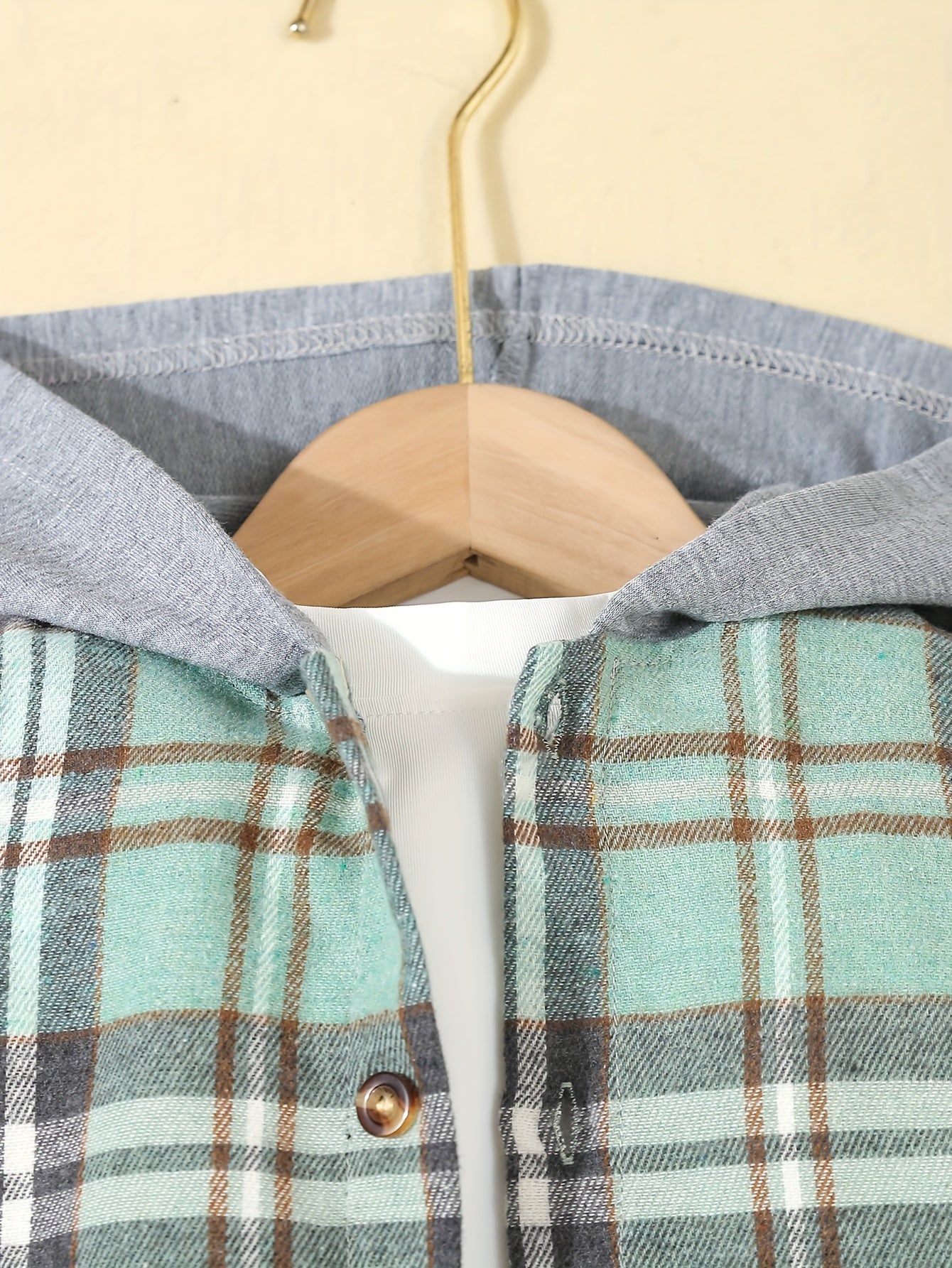 Yigitlar uchun kundalik to'plamda tekislikli kapüşonli asosiy kiyim va rangli blokli shimlar mavjud, bahor va kuz uchun