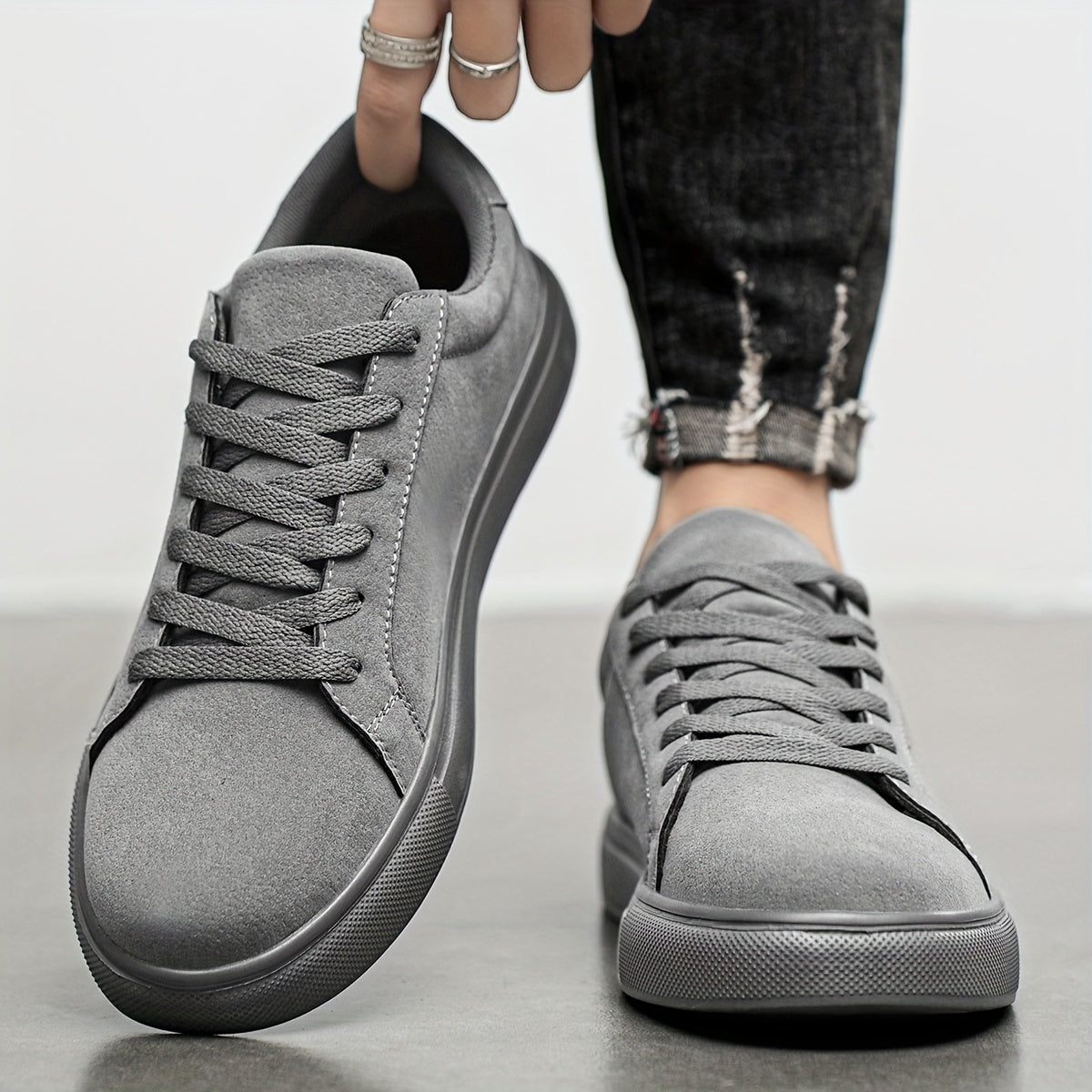 Erkaklar uchun qora aksentli kulrang skeyt poyabzallari, bog'ichli dizayn, mustahkam EVA taglik va qulay mato astar, tasodifiy kiyim uchun mos. PU yuqori qismi bilan zamonaviy ko'p maqsadli krossovkalar.